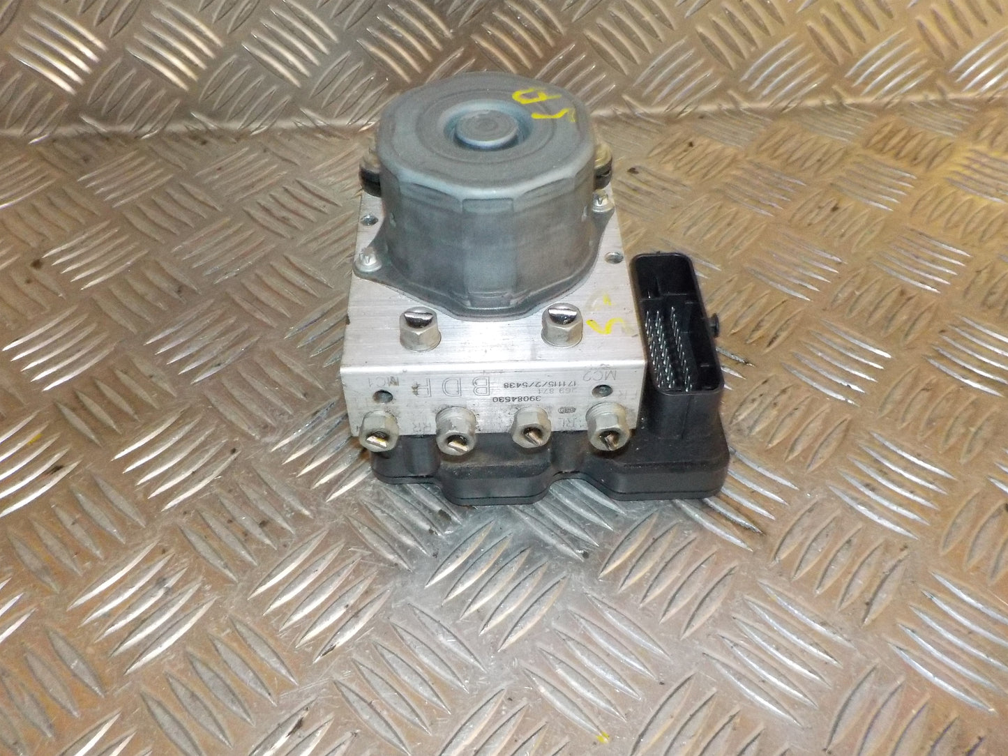 Opel Corsa E Abs Pumpe Med OEM Nr. 39084530 Fra Opel Ophugger