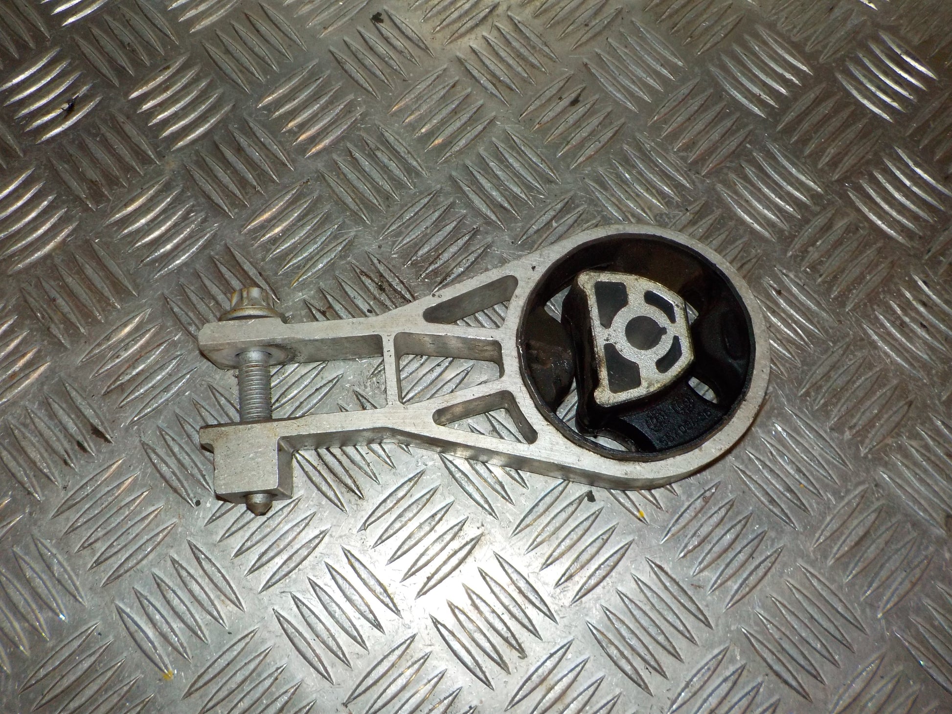 Opel Corsa E Gearkasseophæng Med OEM Nr. 633374681 Fra Opel Ophugger