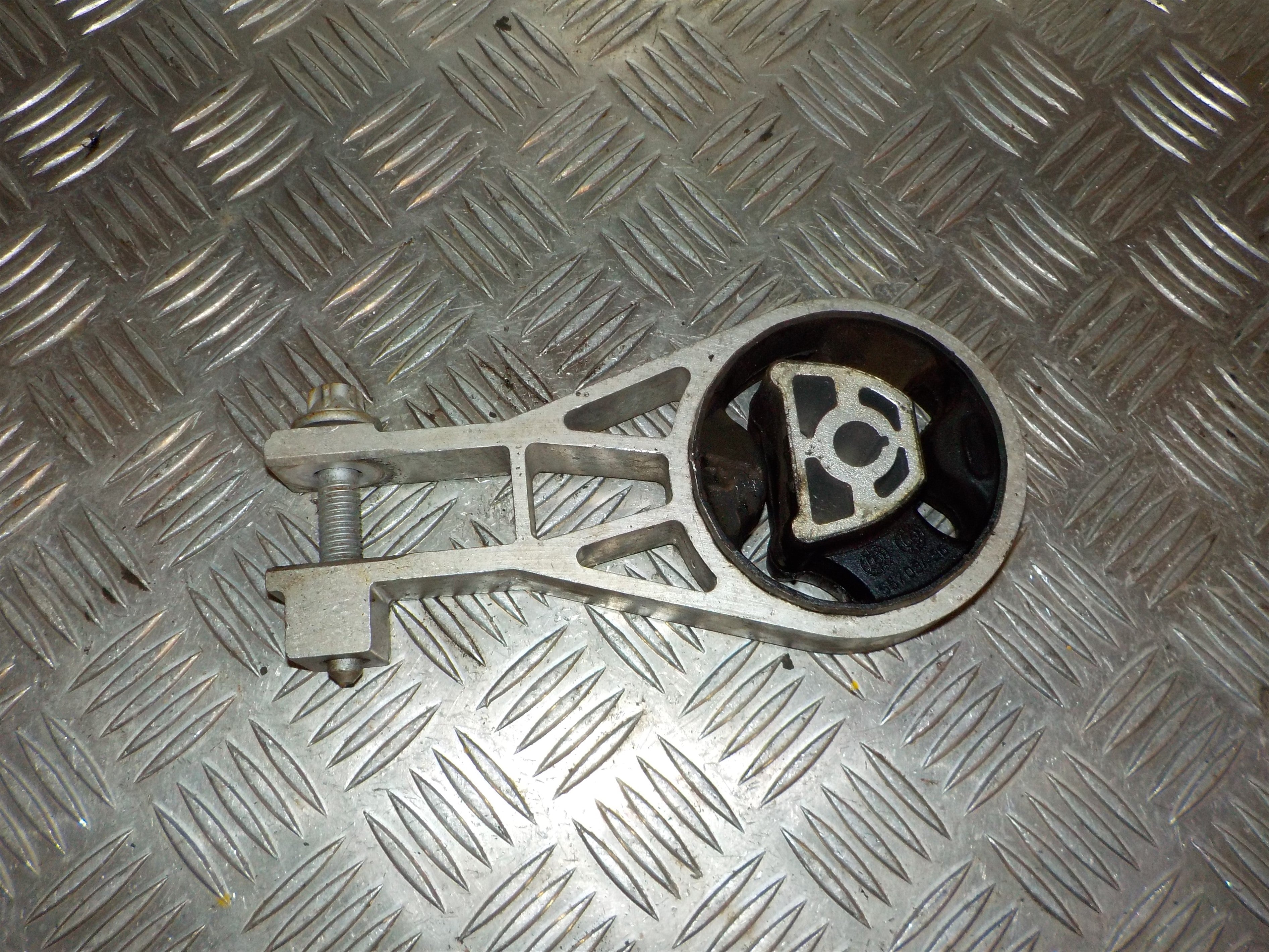 Opel Corsa E Gearkasseophæng Med OEM Nr. 633374681 Fra Opel Ophugger