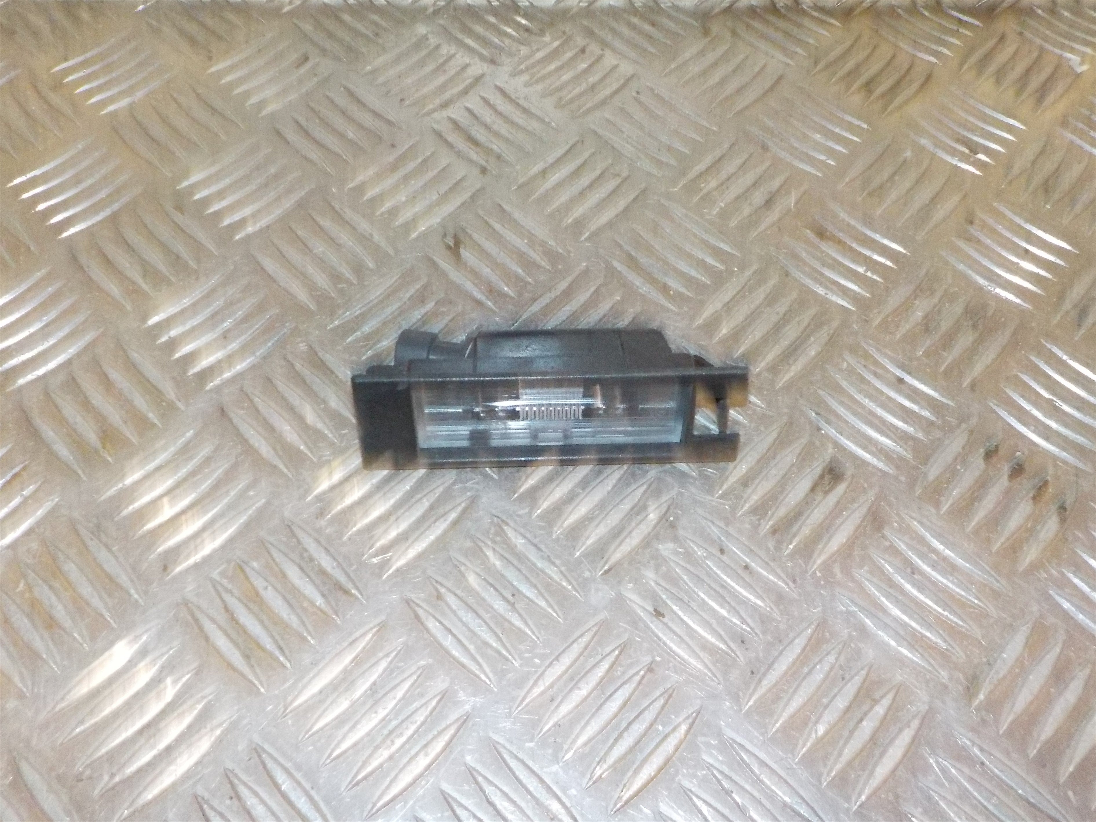 Opel Corsa E Nummerpladelygte Med OEM Nr. 13251936 Fra Opel Ophugger