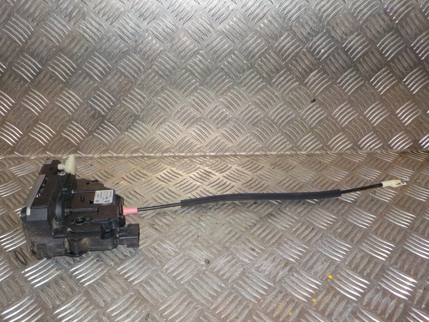 Opel Corsa E Dørlås Med OEM Nr. 13431842 Fra Opel Ophugger