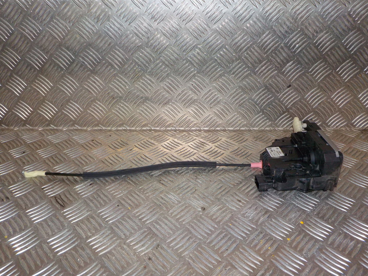 Opel Corsa E Dørlås Med OEM Nr. 13431845 Fra Opel Ophugger