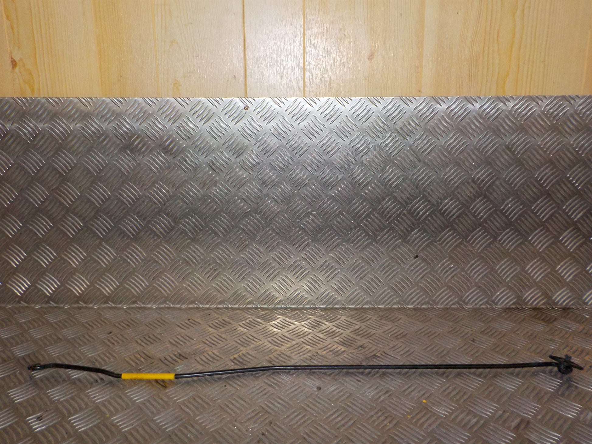 Opel Corsa E Fronthjelmsdæmper Med OEM Nr. HJELMSTANG Fra Opel Ophugger