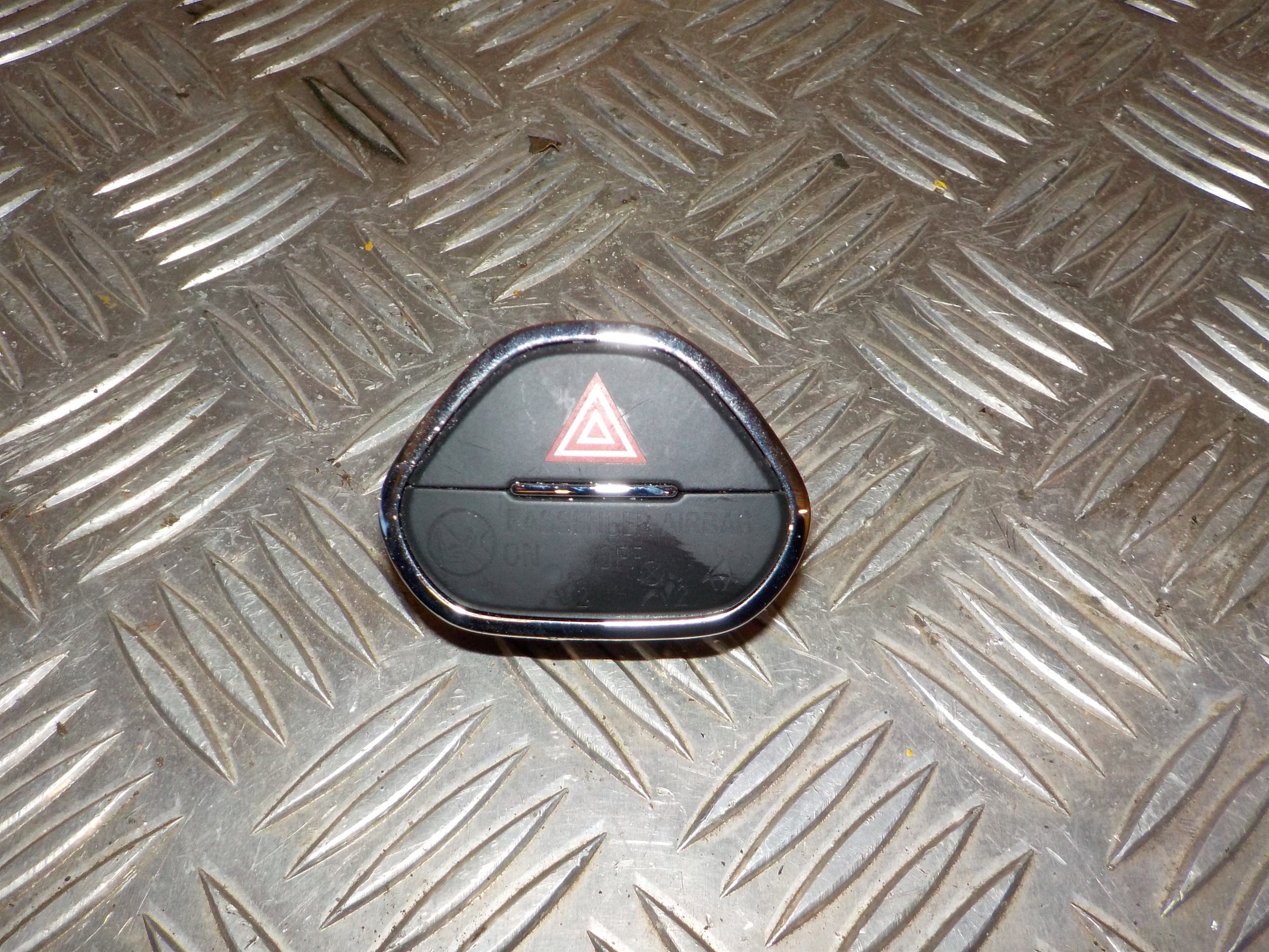 Opel Corsa E Kontakt Katastrofe Med OEM Nr. 39149275 Fra Opel Ophugger