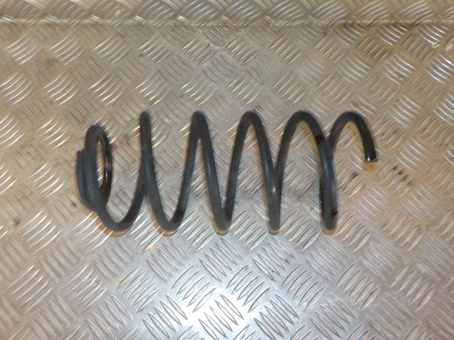 Opel Corsa E Bagfjeder Spiral Med OEM Nr. 13433131 Fra Opel Ophugger