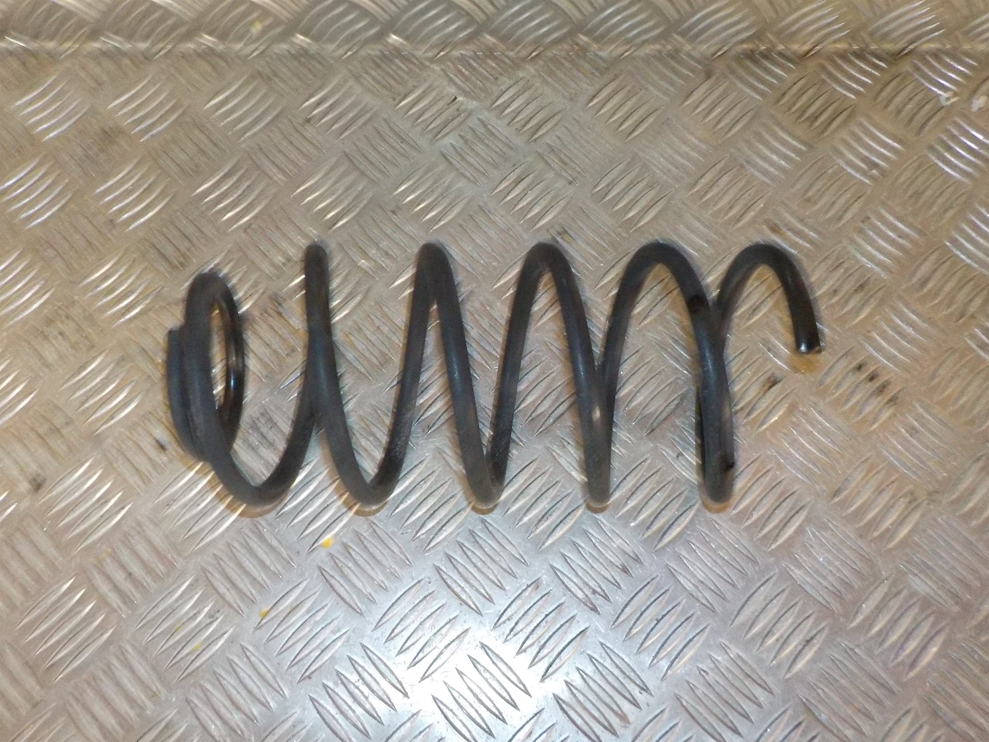 Opel Corsa E Bagfjeder Spiral Med OEM Nr. 13433131 Fra Opel Ophugger