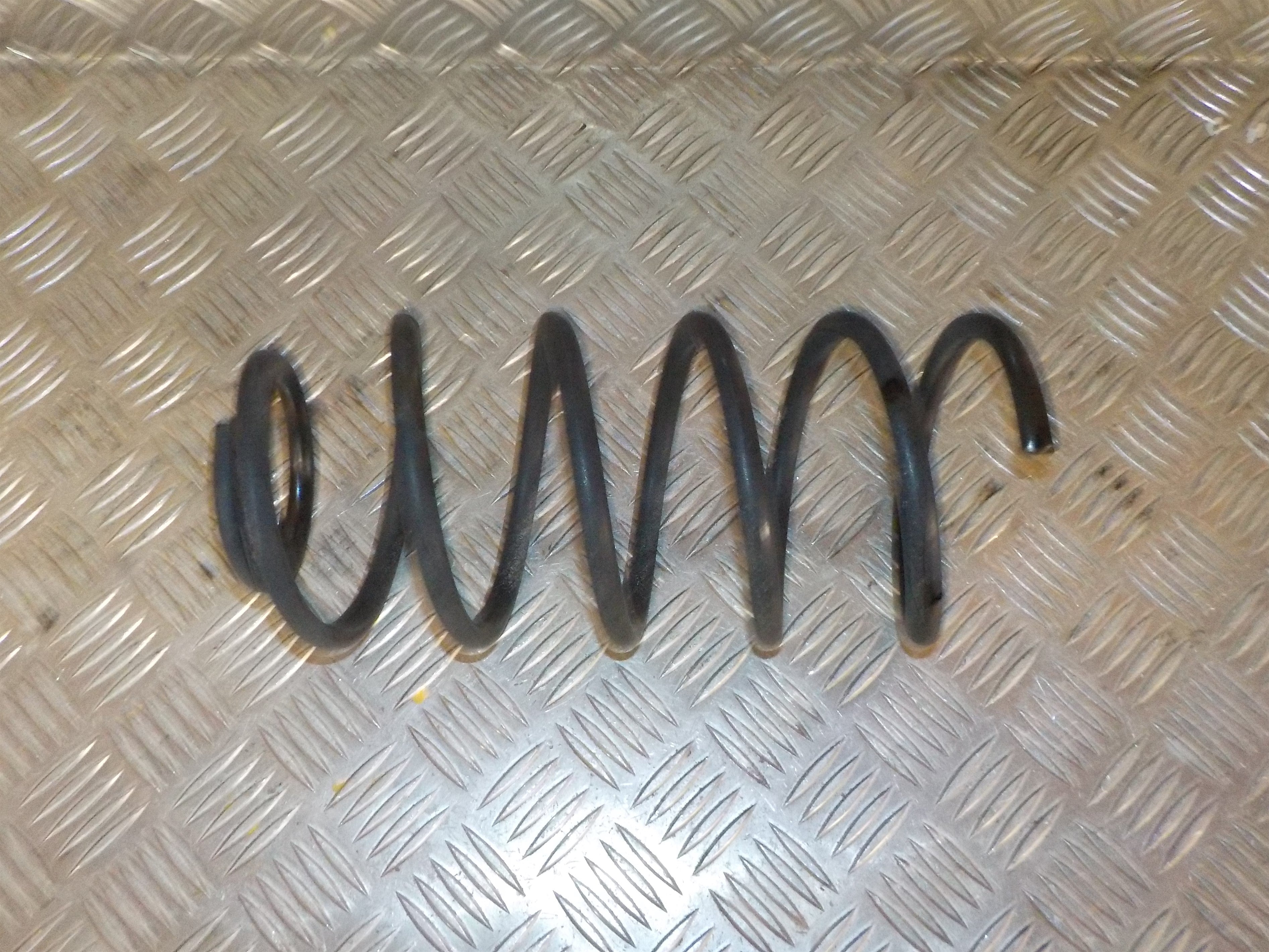 Opel Corsa E Bagfjeder Spiral Med OEM Nr. 13433131 Fra Opel Ophugger