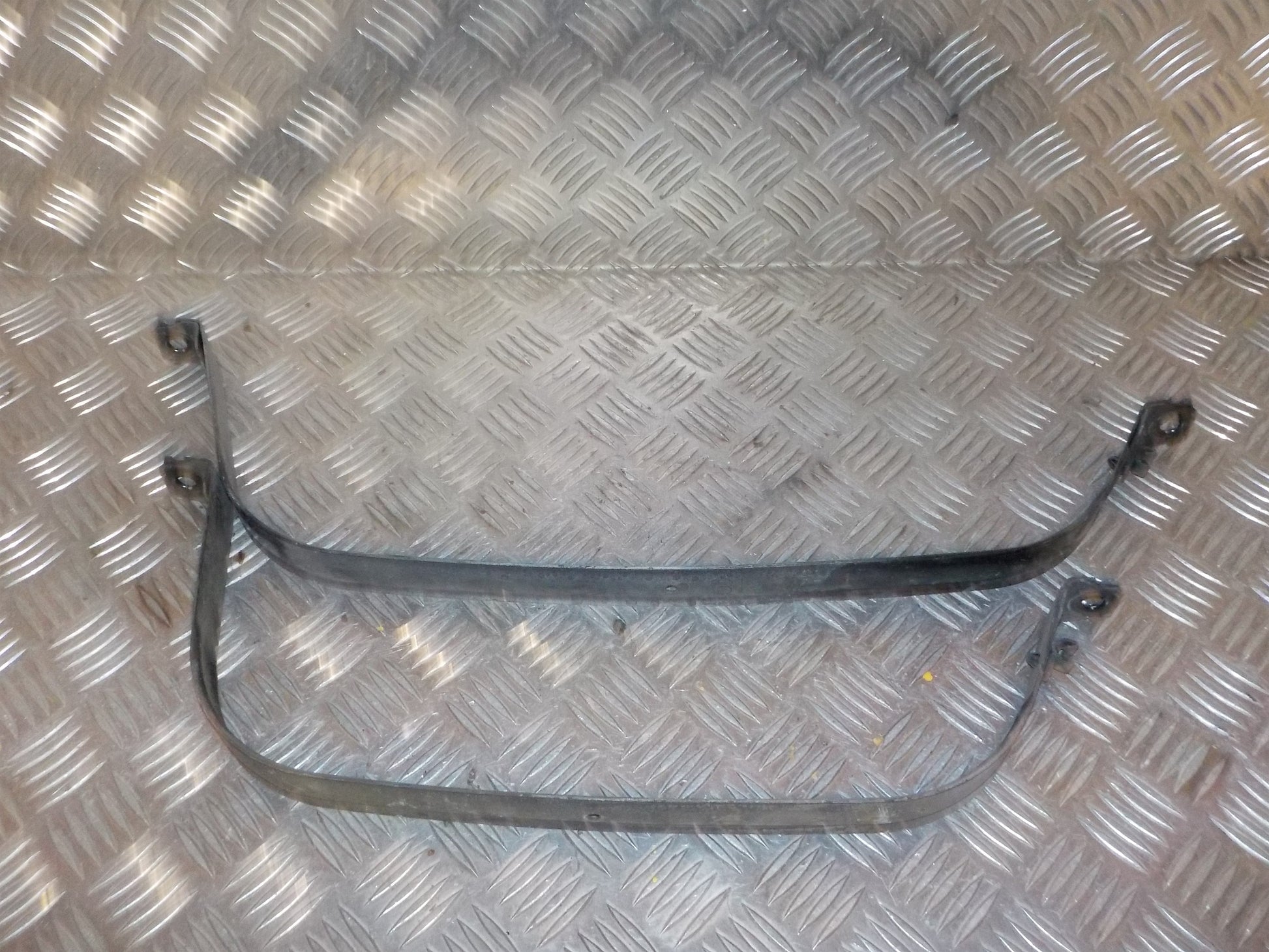 Opel Corsa E Tankbånd Med OEM Nr. 13266357 Fra Opel Ophugger