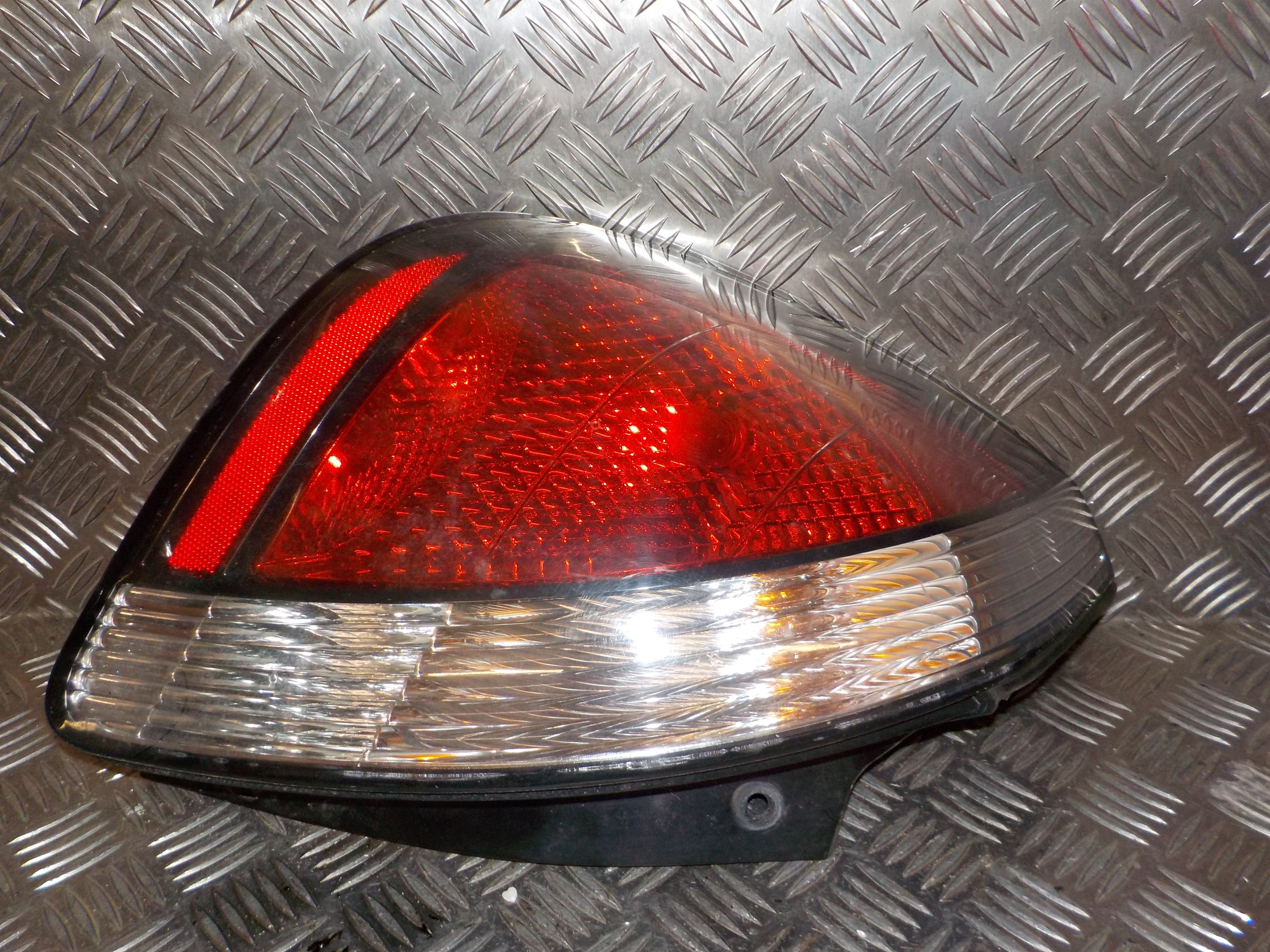 Kia Rio Jb Baglygte Med OEM Nr. 924011G210 Fra Kia Ophugger