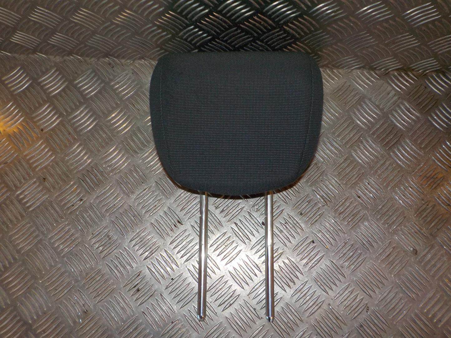 Ford Fiesta 7 Nakkestøtte Med OEM Nr. Ophugger Fra Ford Ophugger