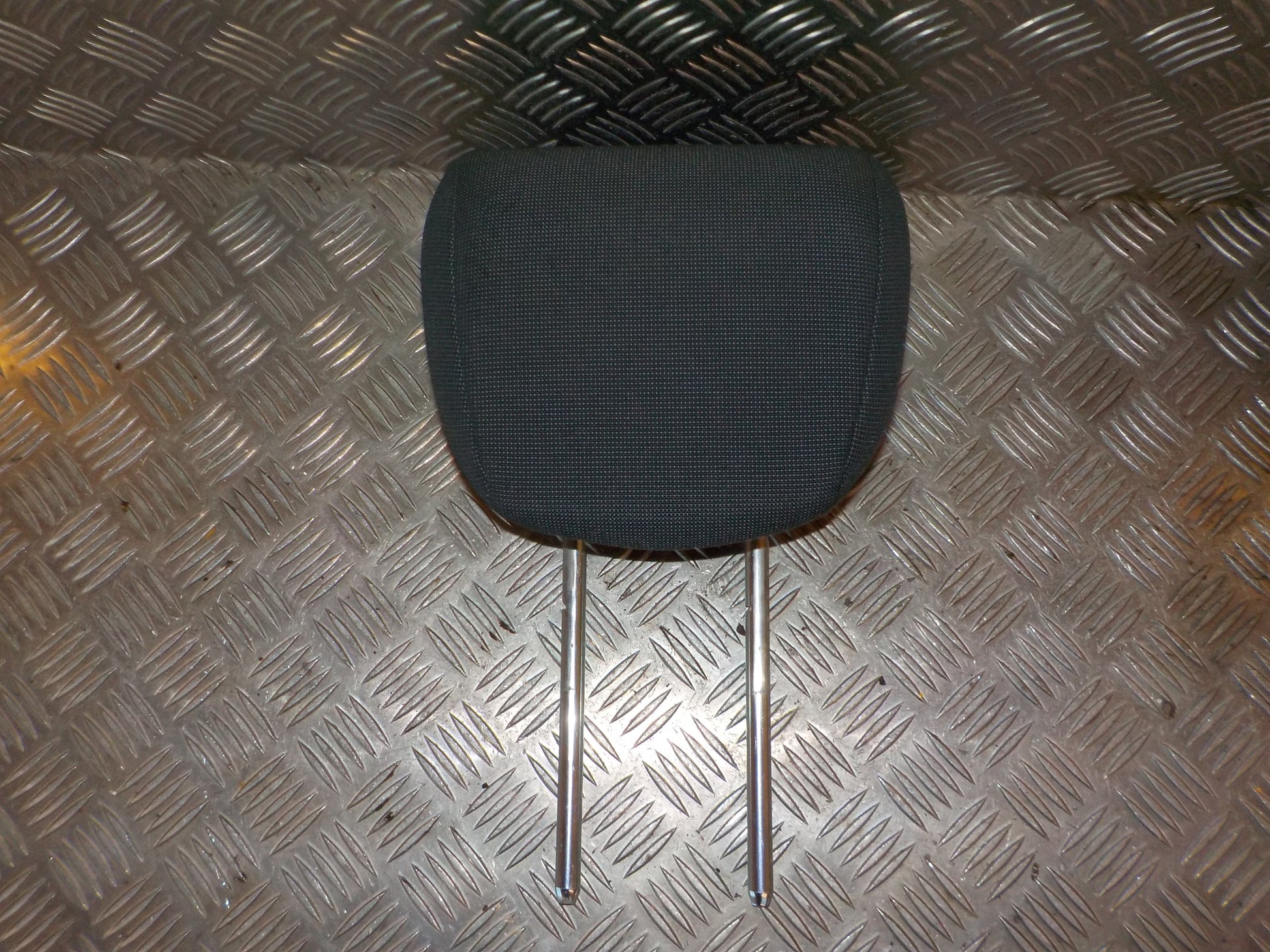 Ford Fiesta 7 Nakkestøtte Med OEM Nr. Ophugger Fra Ford Ophugger