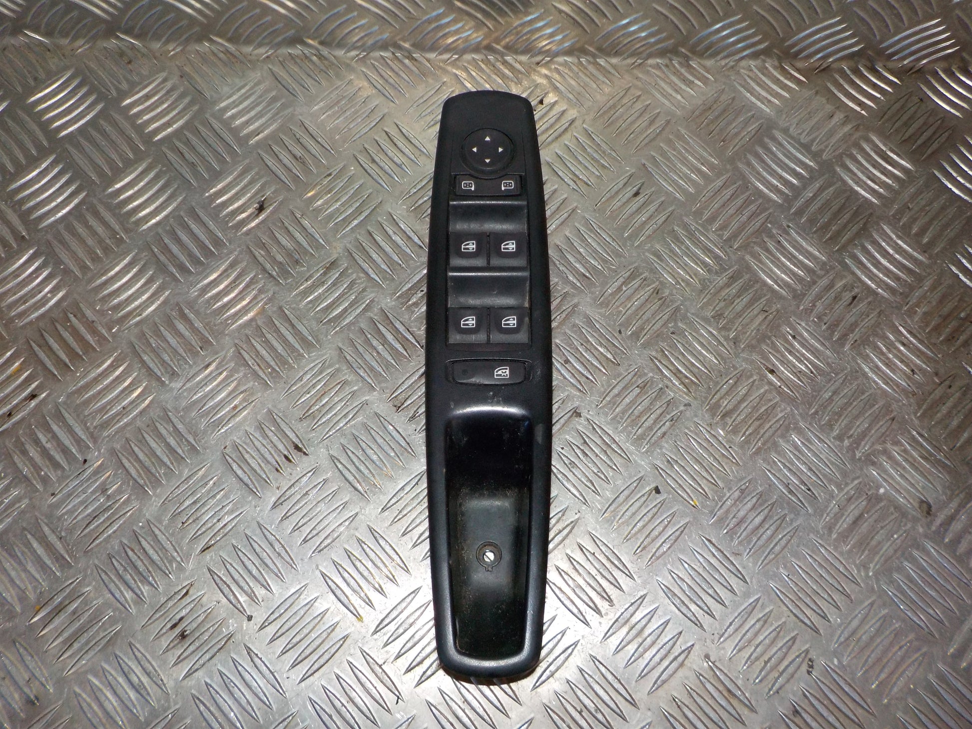 Renault Megane 3 Kontakt Rudehejs Med OEM Nr. 809610016R Fra Renault Ophugger
