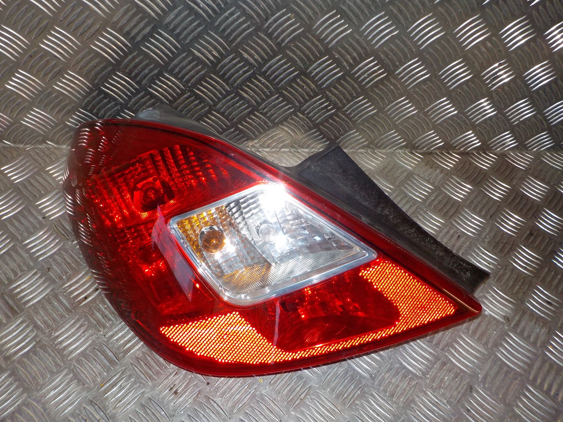 Opel Corsa D Baglygte Med OEM Nr. 13188047 Fra Opel Ophugger