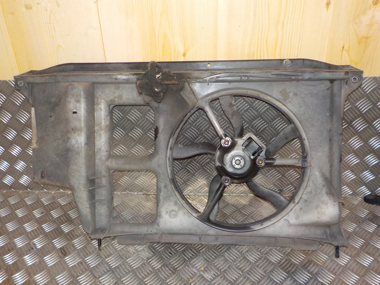 Peugeot 206 Frontkasse Med OEM Nr. 7104G7 Fra Peugeot Ophugger