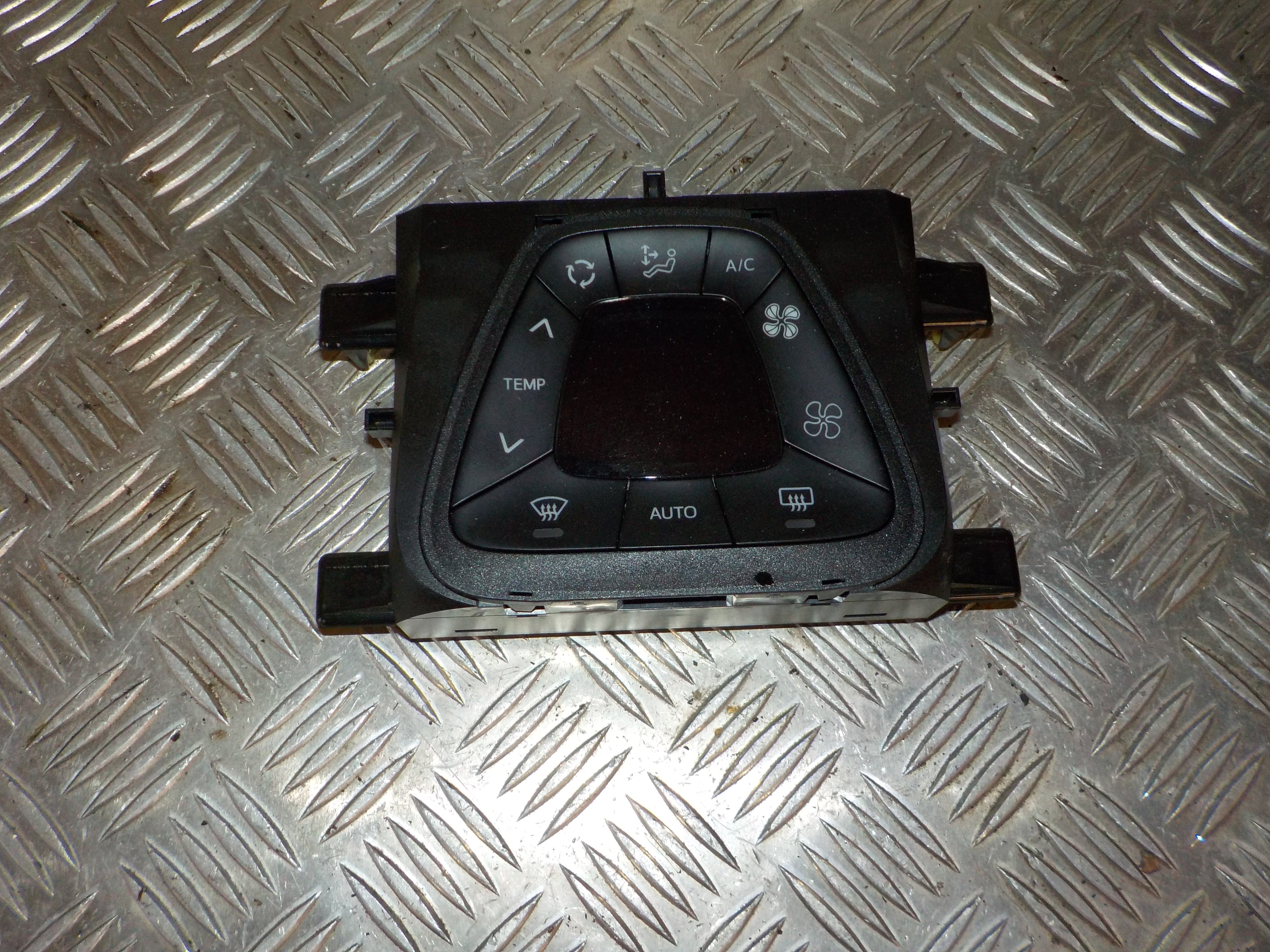 Citroen C1 Varmeregulering Med OEM Nr. 5590YV010 Fra Citroen Ophugger