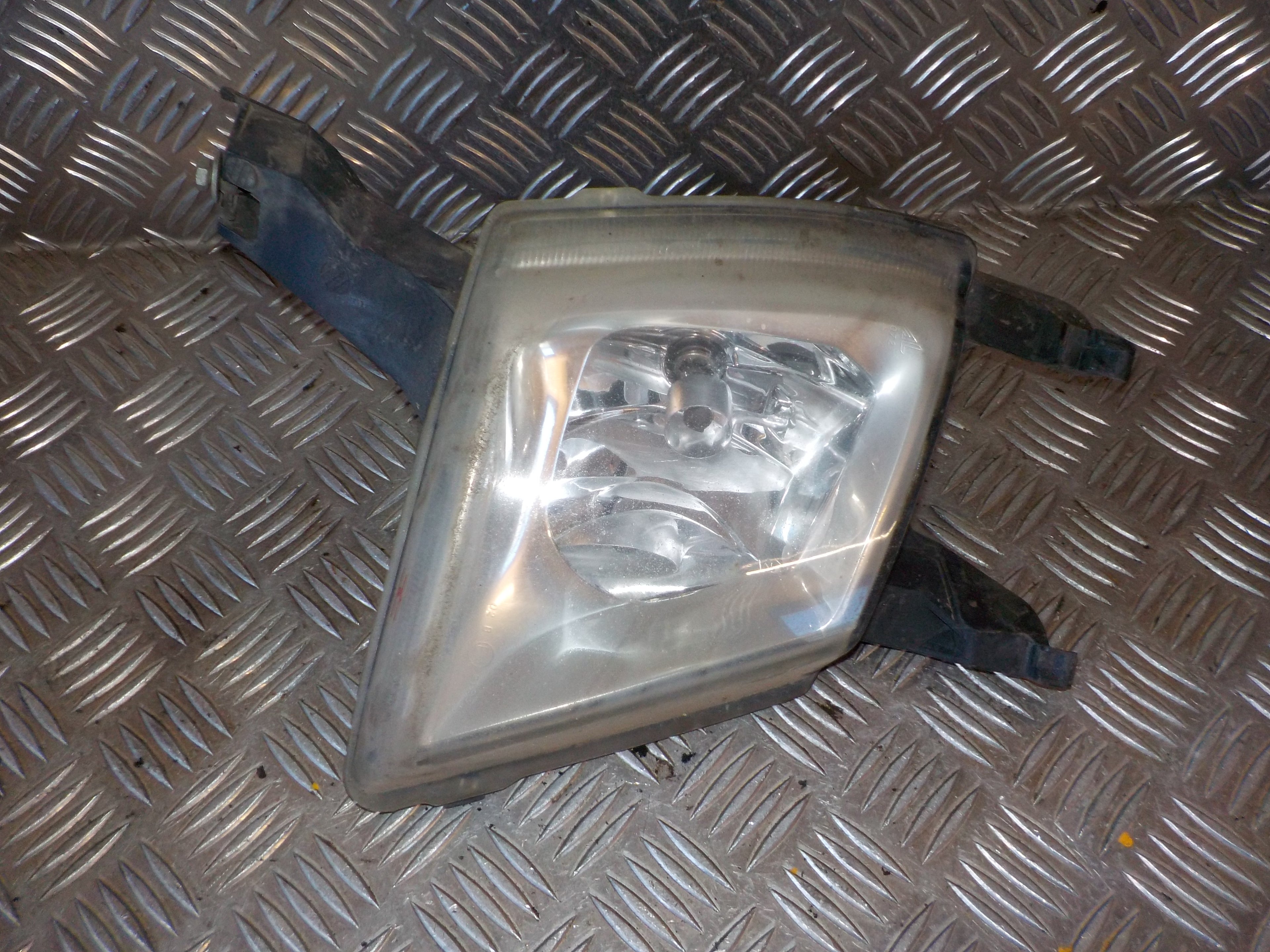 Peugeot 407 Tågelygte For Med OEM Nr. 620636 Fra Peugeot Ophugger