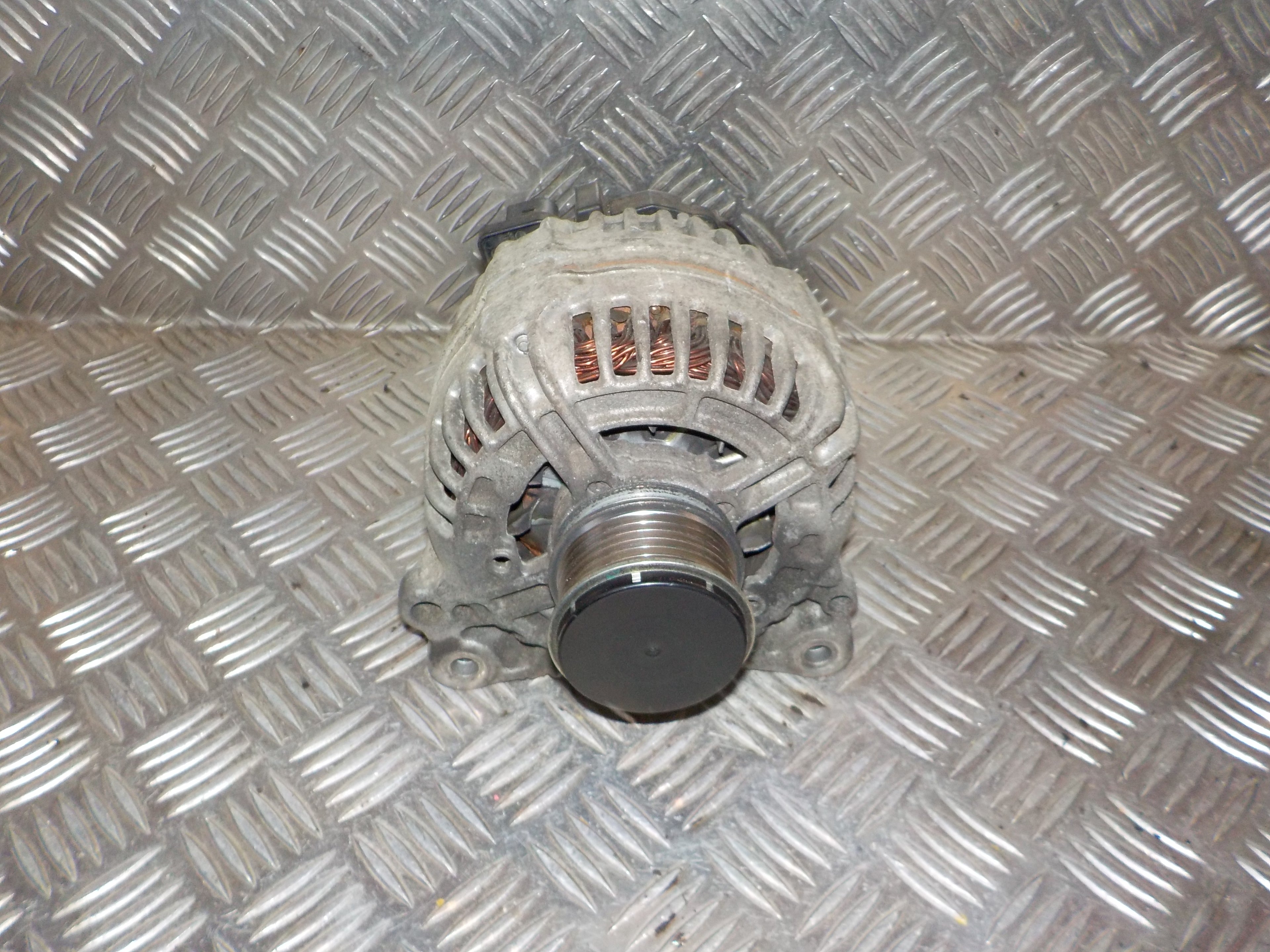 Skoda Fabia Generator Med OEM Nr. 045903023F Fra Skoda Ophugger