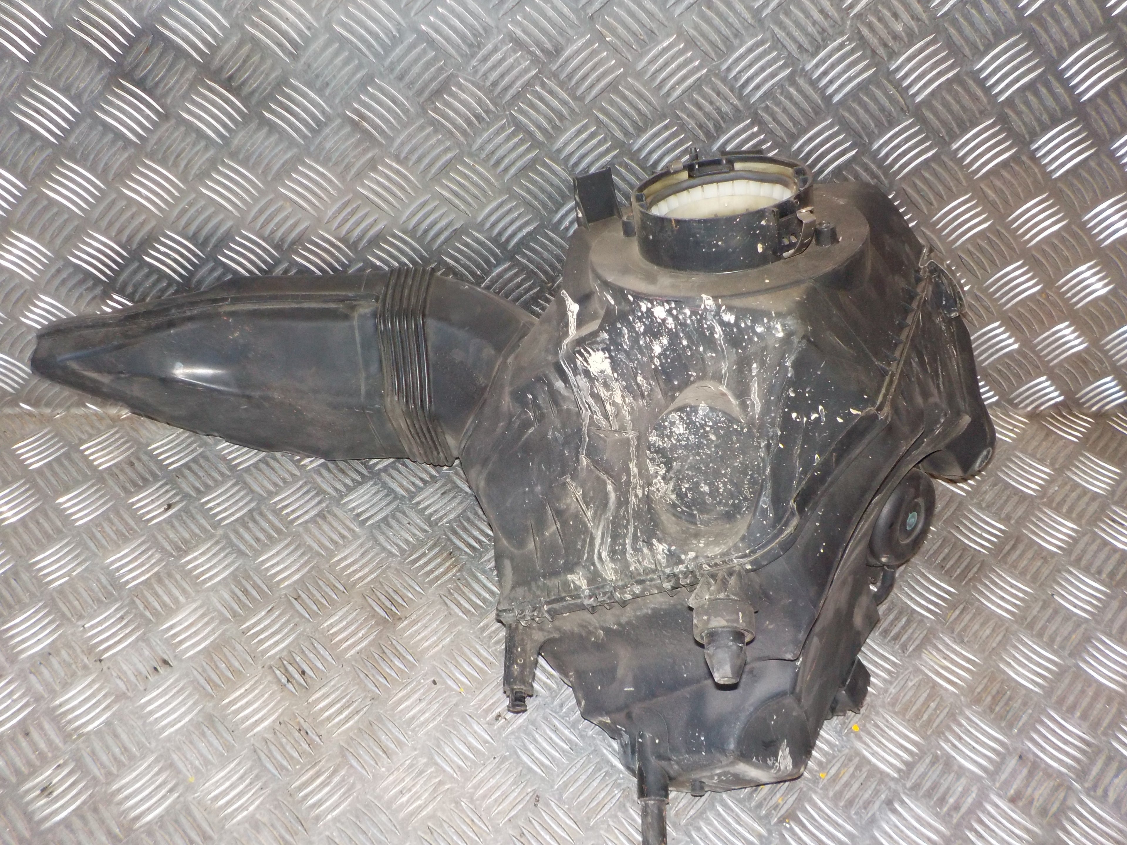 Audi A6 Luftfilterkasse  Med OEM Nr. 4F0133837BB Fra Audi Ophugger