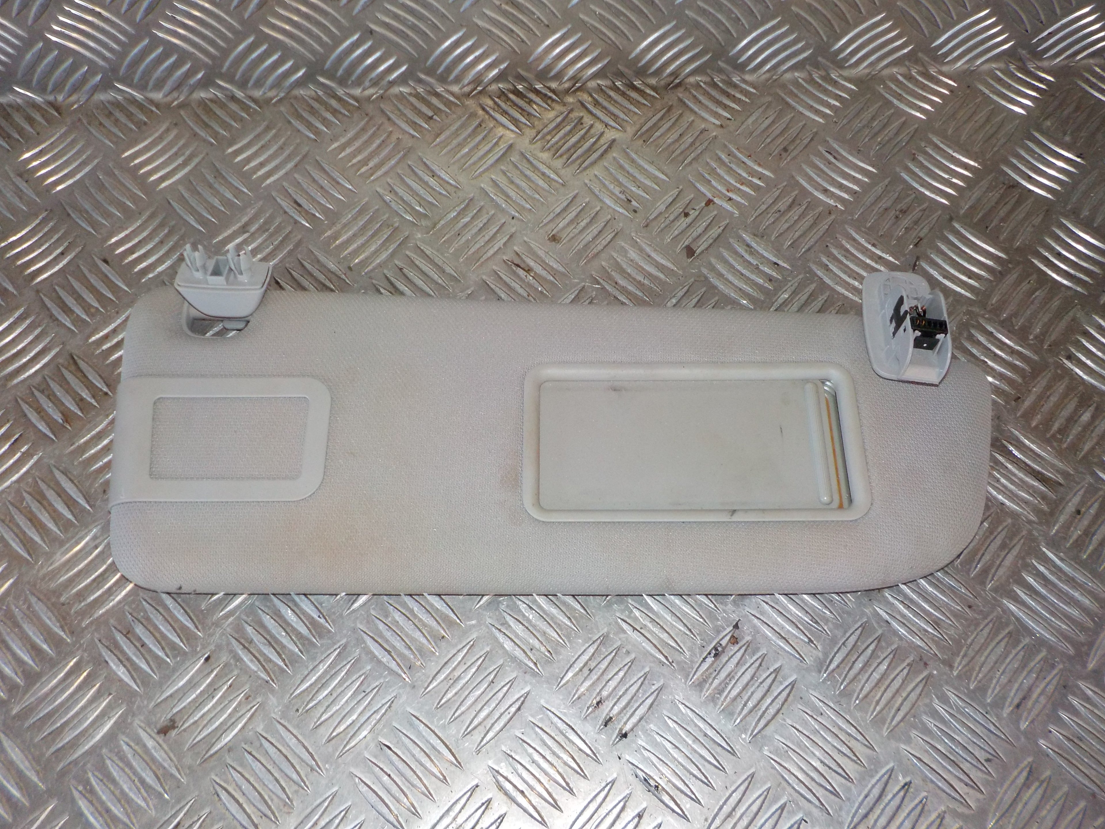 Audi A6 Solskærm Med OEM Nr. 4F0857552P Fra Audi Ophugger