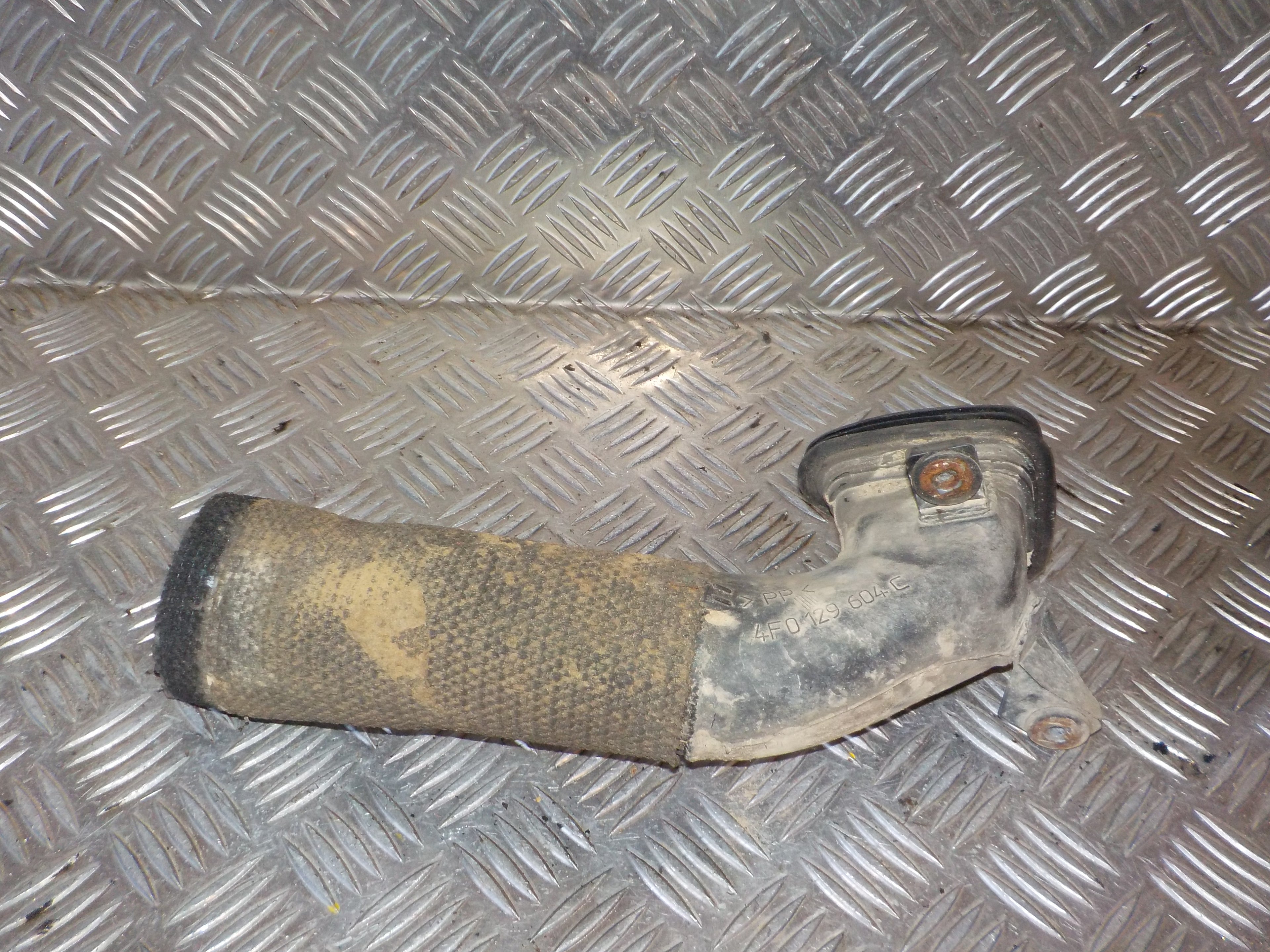 Audi A6 Indsugningsslange Med OEM Nr. 4F0129604C Fra Audi Ophugger