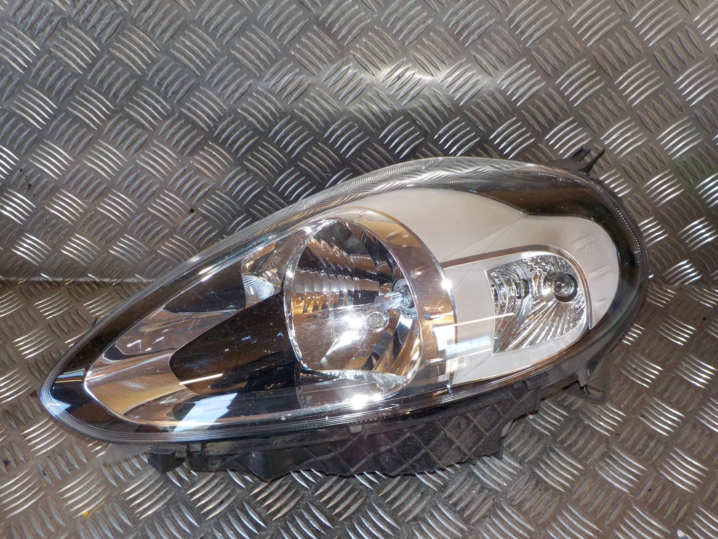 Fiat Punto Evo Forlygte Med OEM Nr. 51855644 Fra Fiat Ophugger