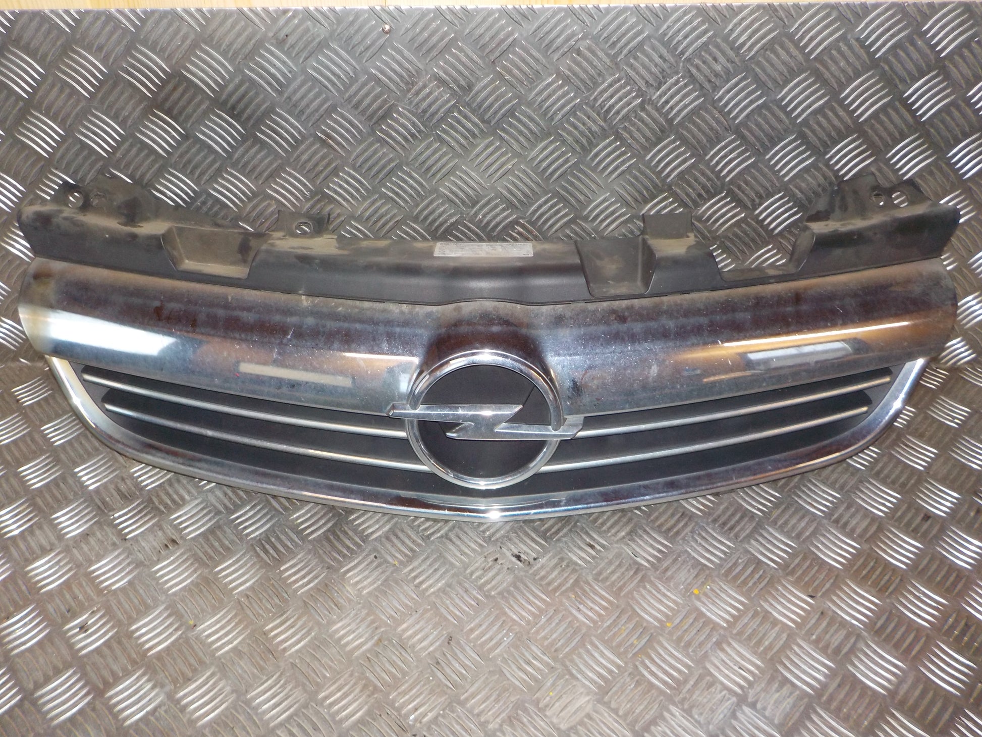 Opel Zafira B Frontgitter Med OEM Nr. Ophugger Fra Opel Ophugger