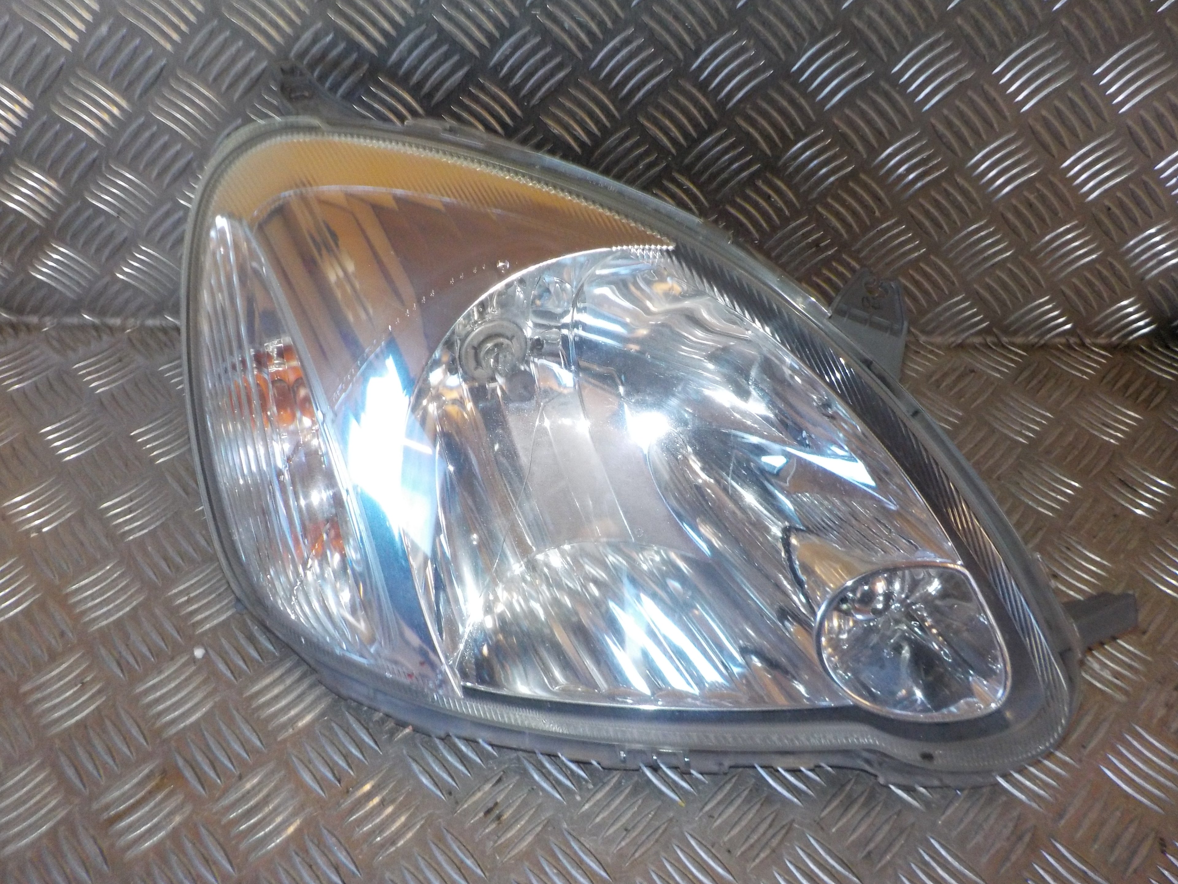 Toyota Yaris Jap. Forlygte Med OEM Nr. 8111052340 Fra Toyota Ophugger