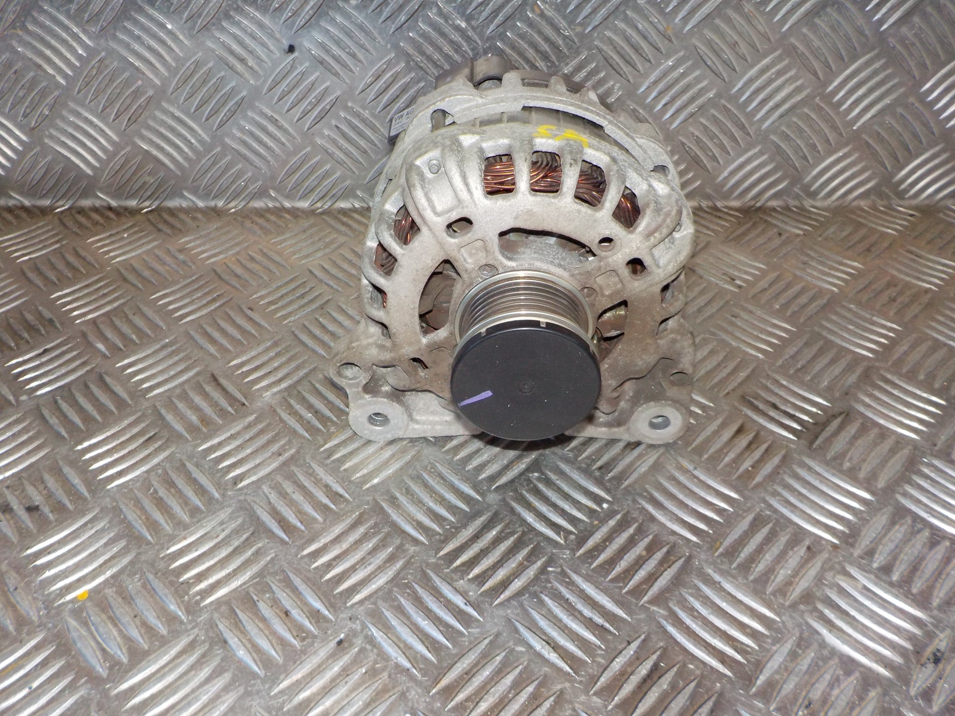 VW UP Generator Med OEM Nr. 04C903023D Fra VW Ophugger