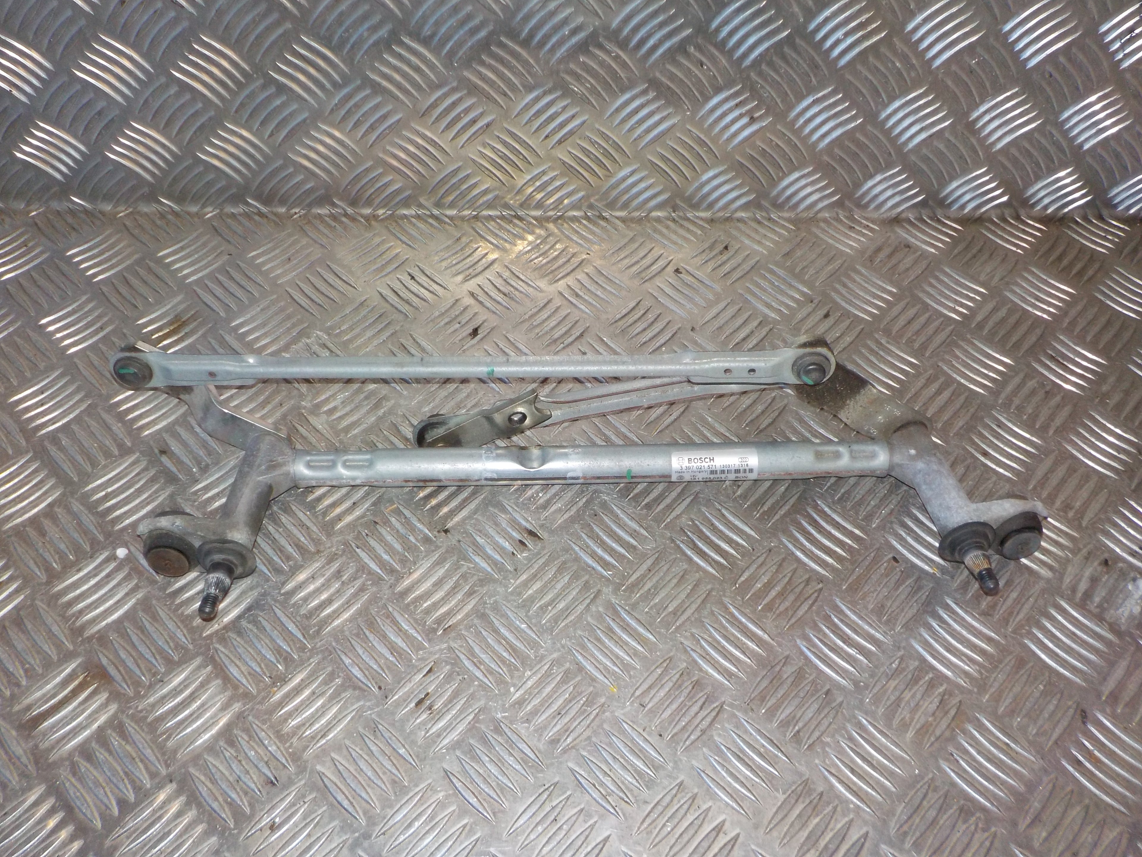VW Up Viskertræk Med OEM Nr. 3397021571 Fra VW Ophugger