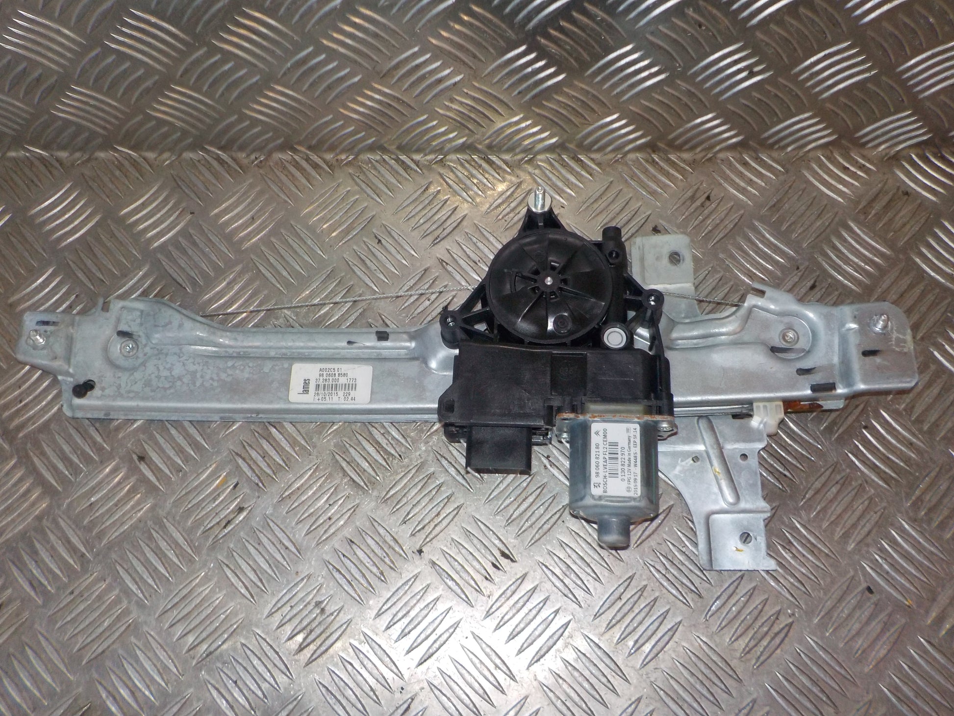 Peugeot 208 Rudemotor - Rudehejs Med OEM Nr. 9806082180 Fra Peugeot Ophugger