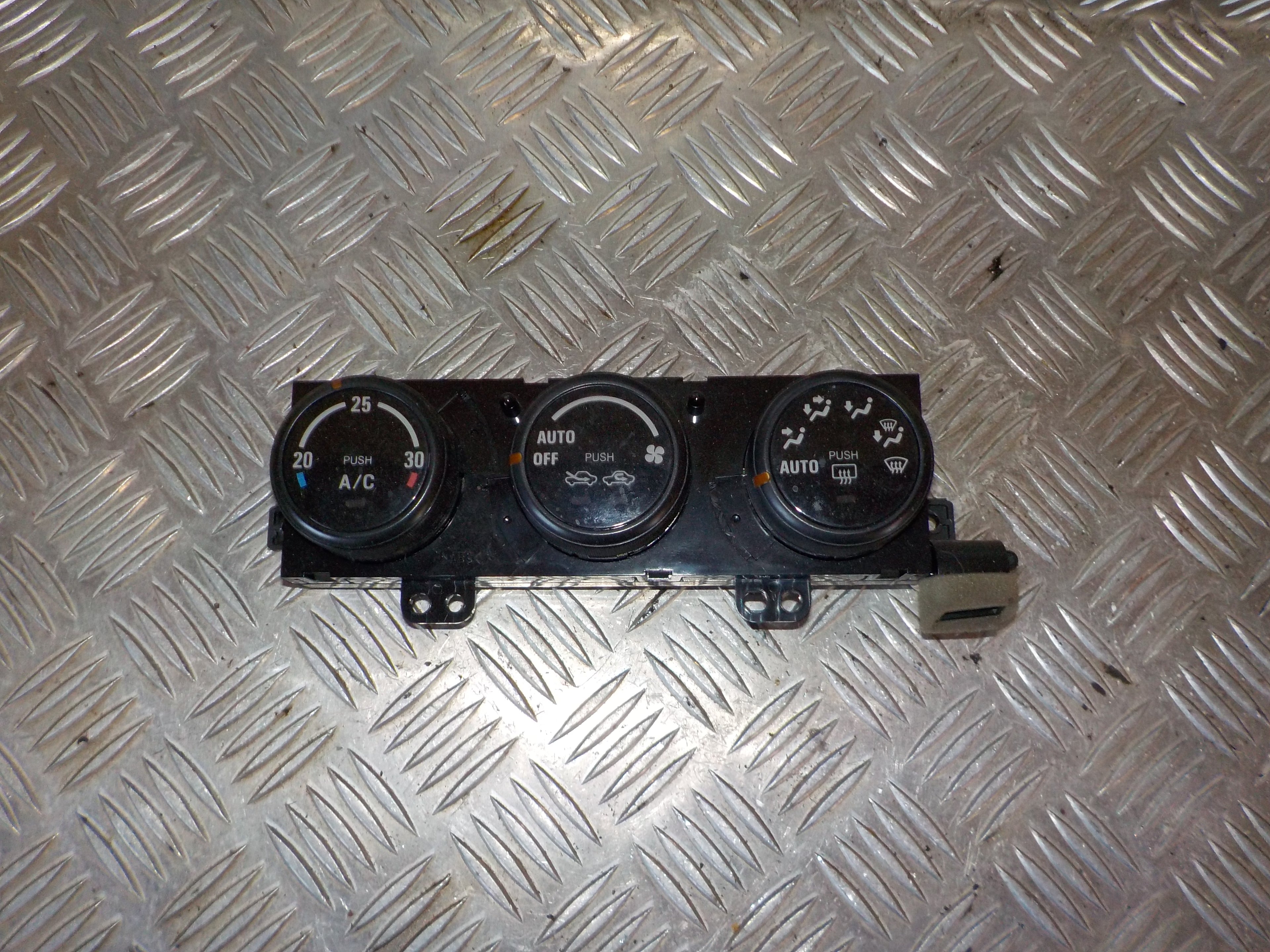 Suzuki Grand Vitara Varmeregulering Med OEM Nr. 5037223514 Fra Suzuki Ophugger
