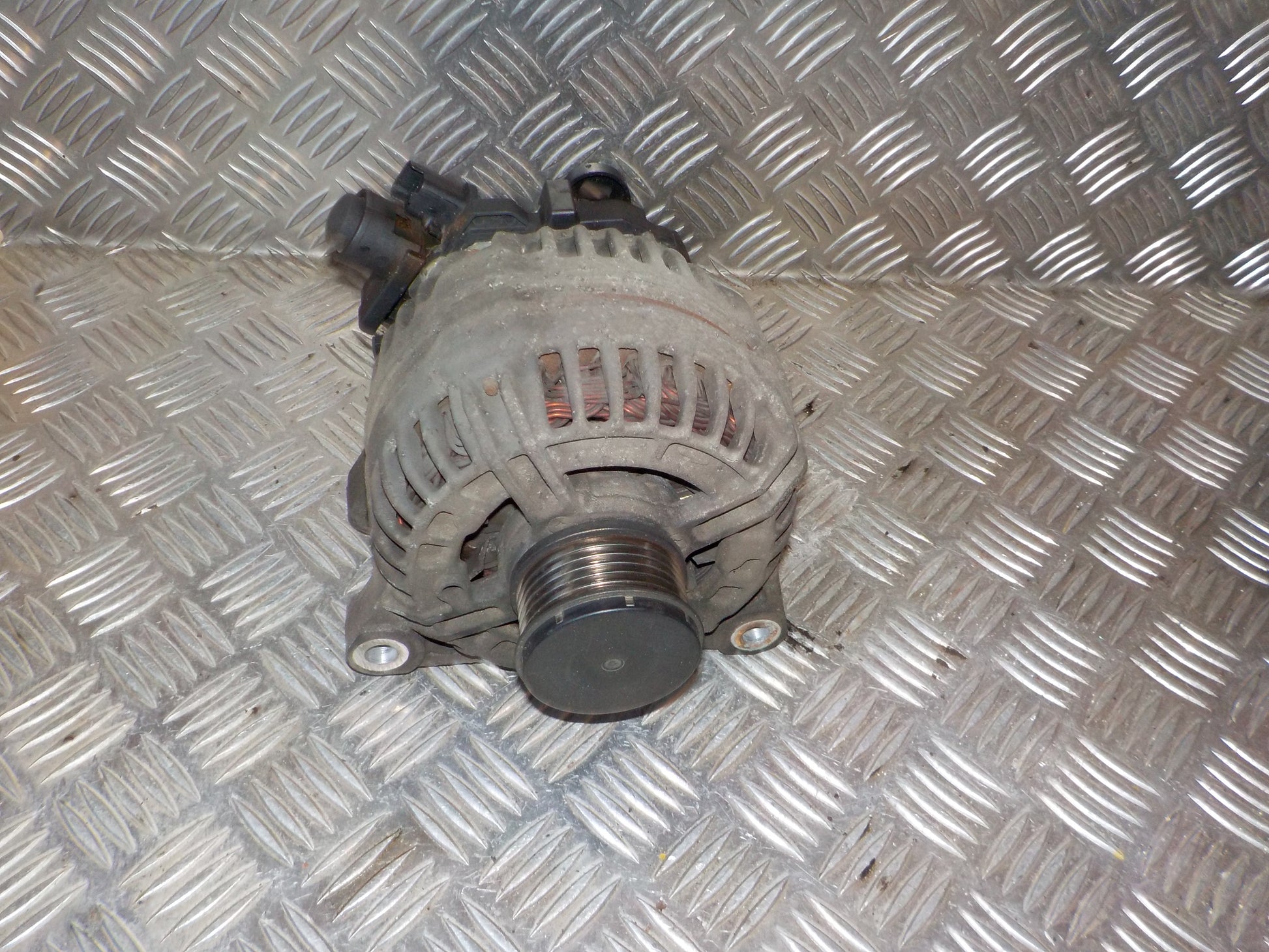 Peugeot 207 Generator Med OEM Nr. 5705AS Fra Peugeot Ophugger