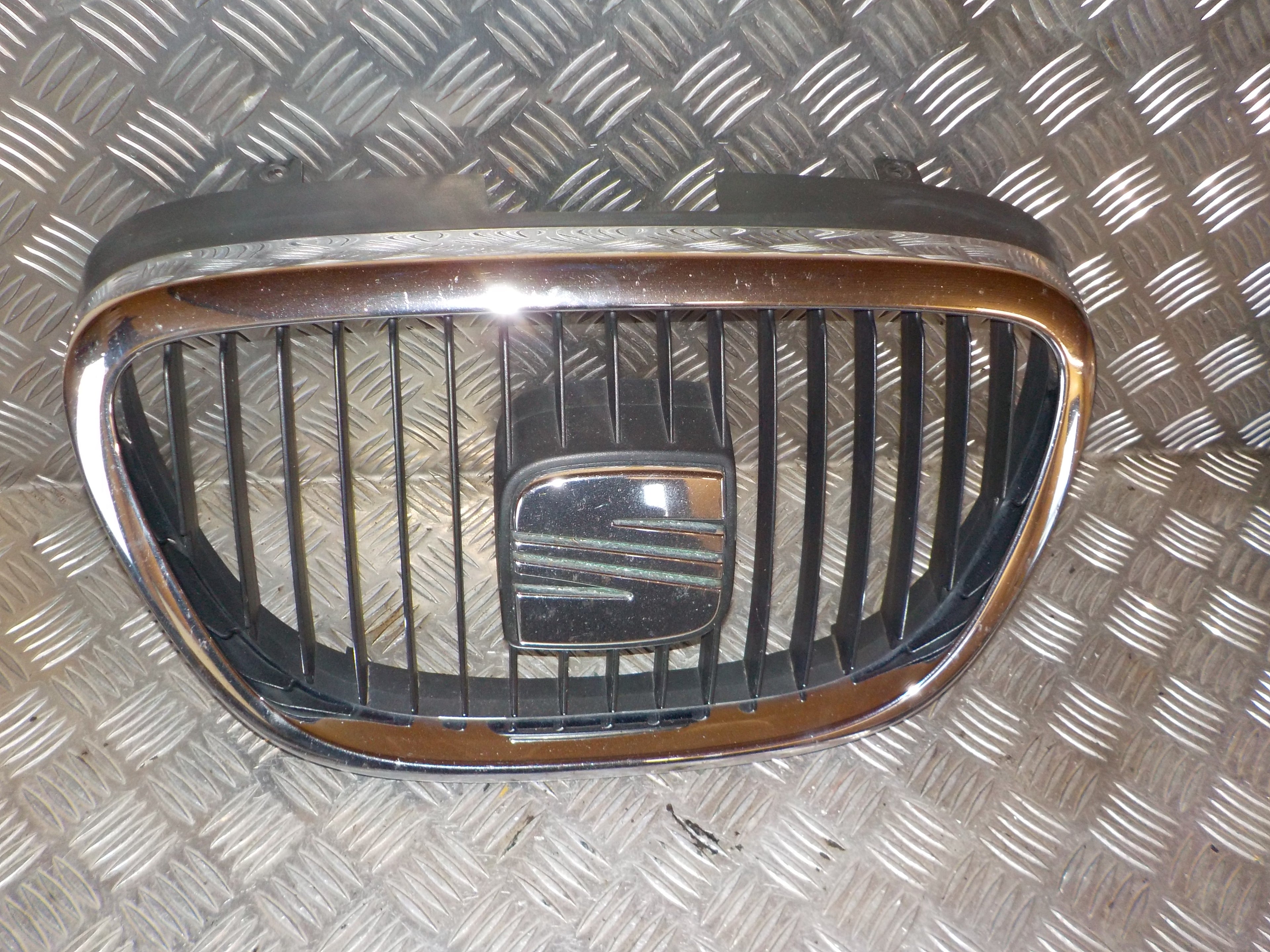 Seat Altea Frontgitter Med OEM Nr. 5P0853651A9B9 Fra Seat Ophugger