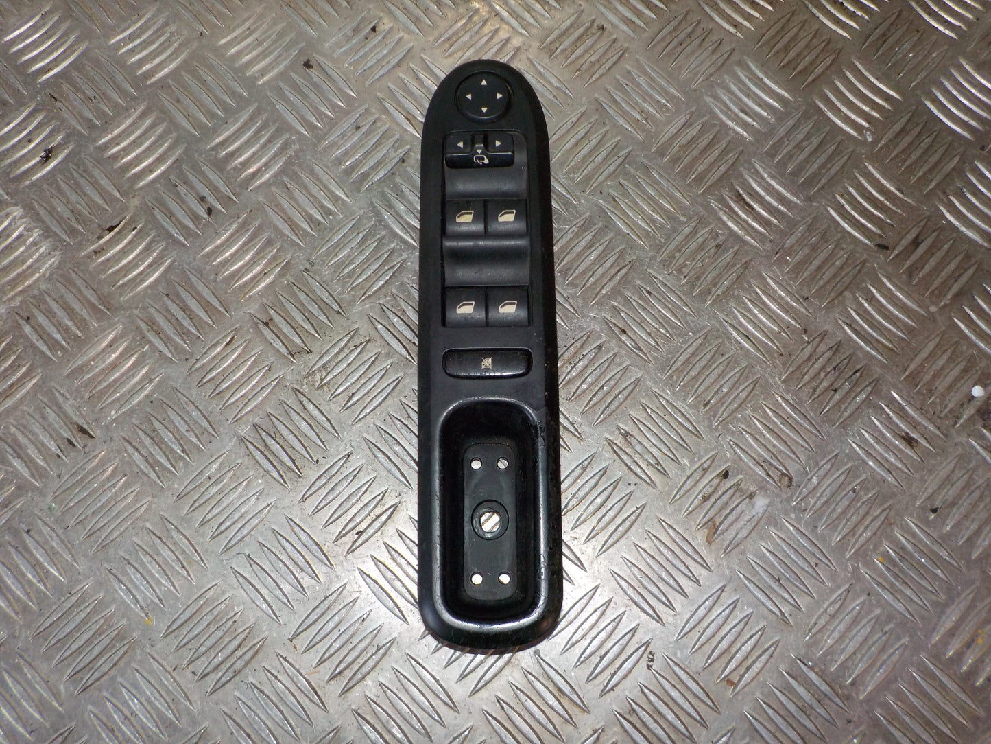 Peugeot 407 Kontakt Rudehejs Med OEM Nr. 96468704XT Fra Peugeot Ophugger