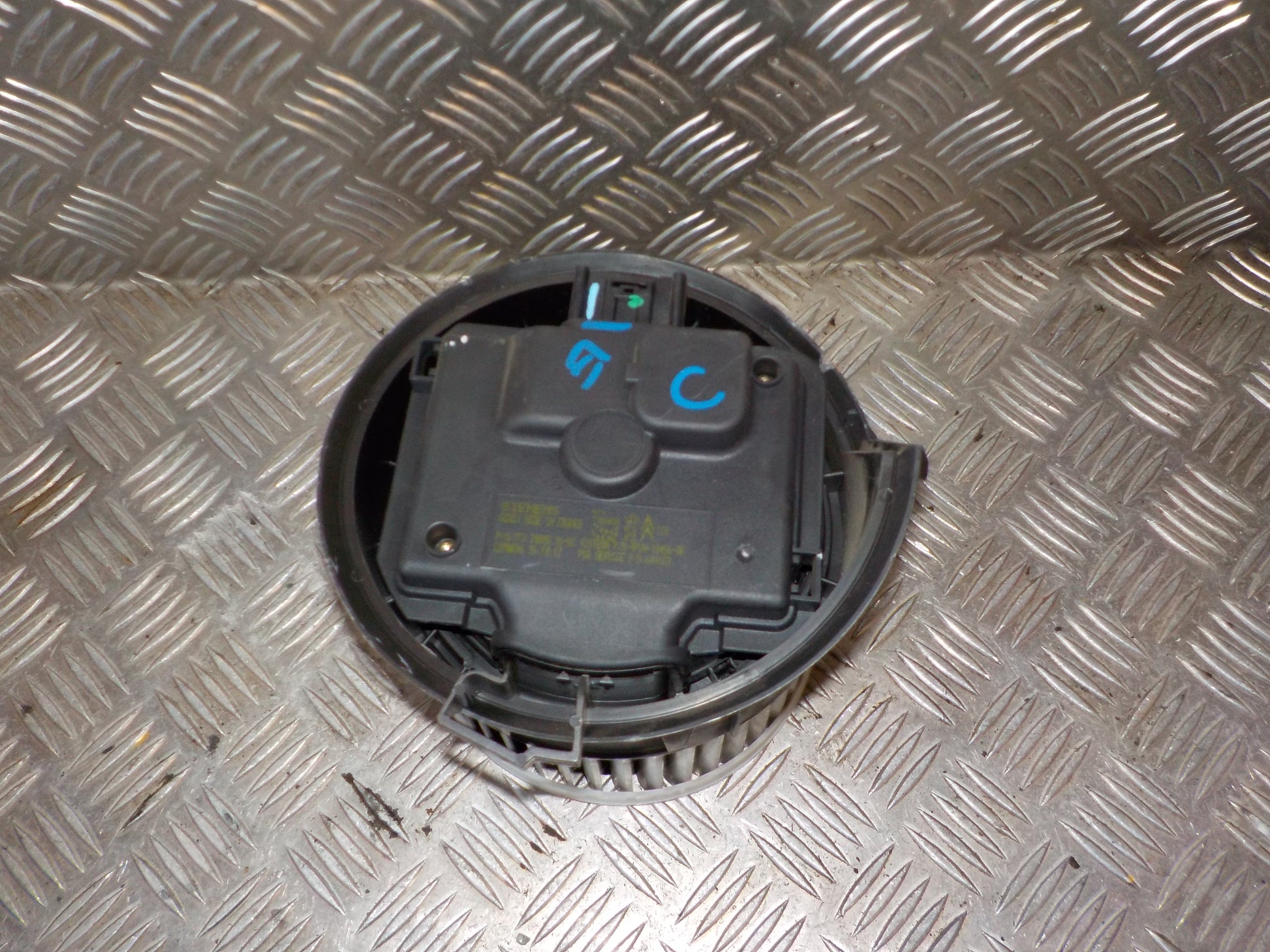 Peugeot 407 Varmeblæser Med OEM Nr. 77370605 Fra Peugeot Ophugger