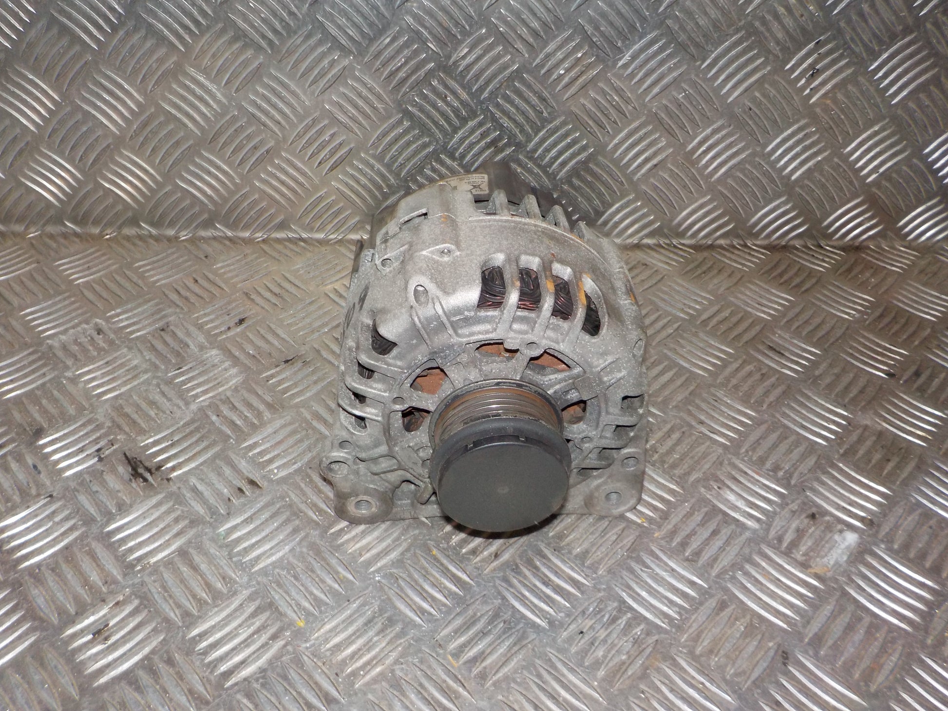 VW Passat 3B Generator Med OEM Nr. 437341 Fra VW Ophugger