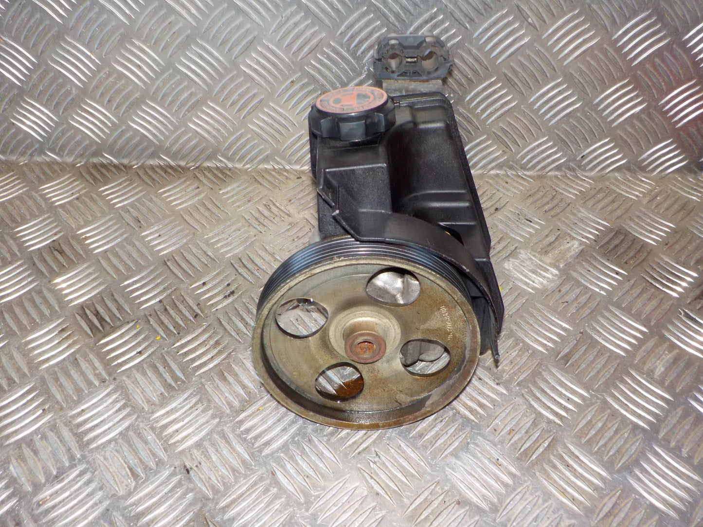 Peugeot 206 Servopumpe Med OEM Nr. 9636868880 Fra Peugeot Ophugger