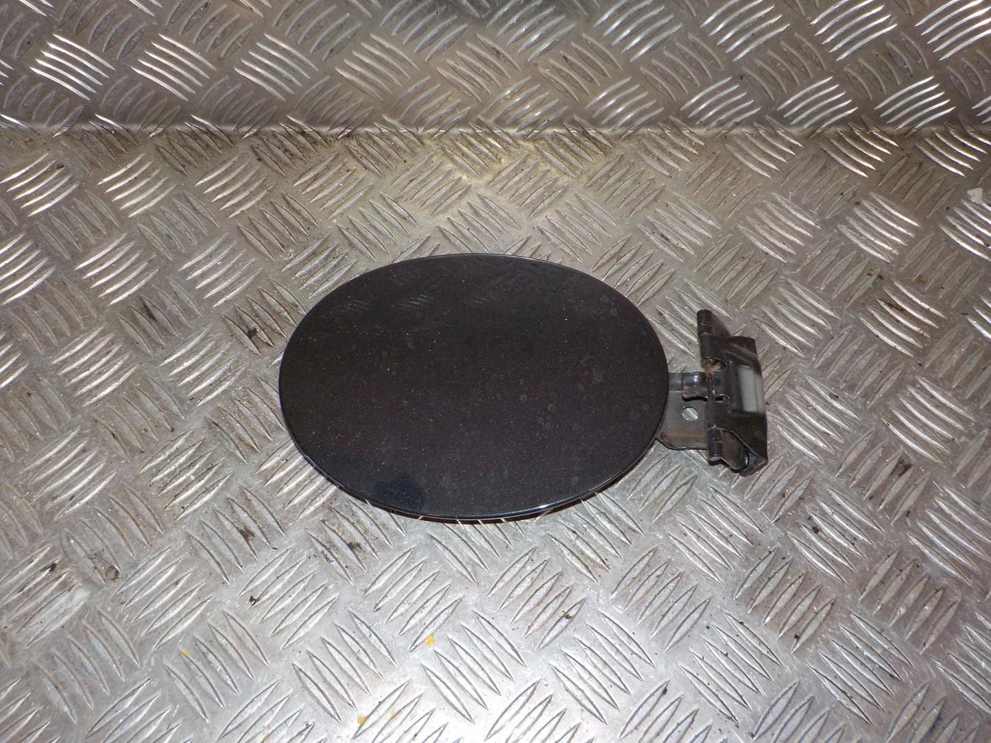 Mazda 3 BK Benzinklap / Tankklap Med OEM Nr. KOKS Fra Mazda Ophugger