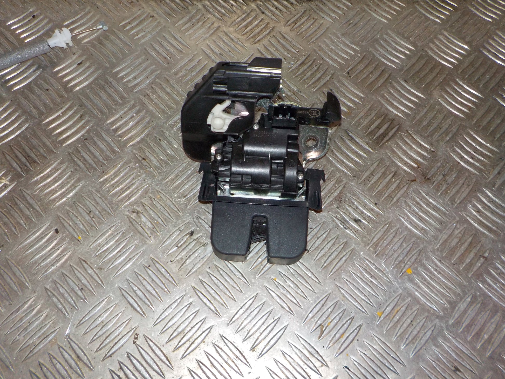 Skoda Fabia Dørlås Med OEM Nr. 8R0827505 Fra Skoda Ophugger