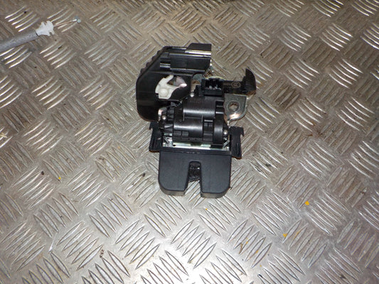 Skoda Fabia Dørlås Med OEM Nr. 8R0827505 Fra Skoda Ophugger