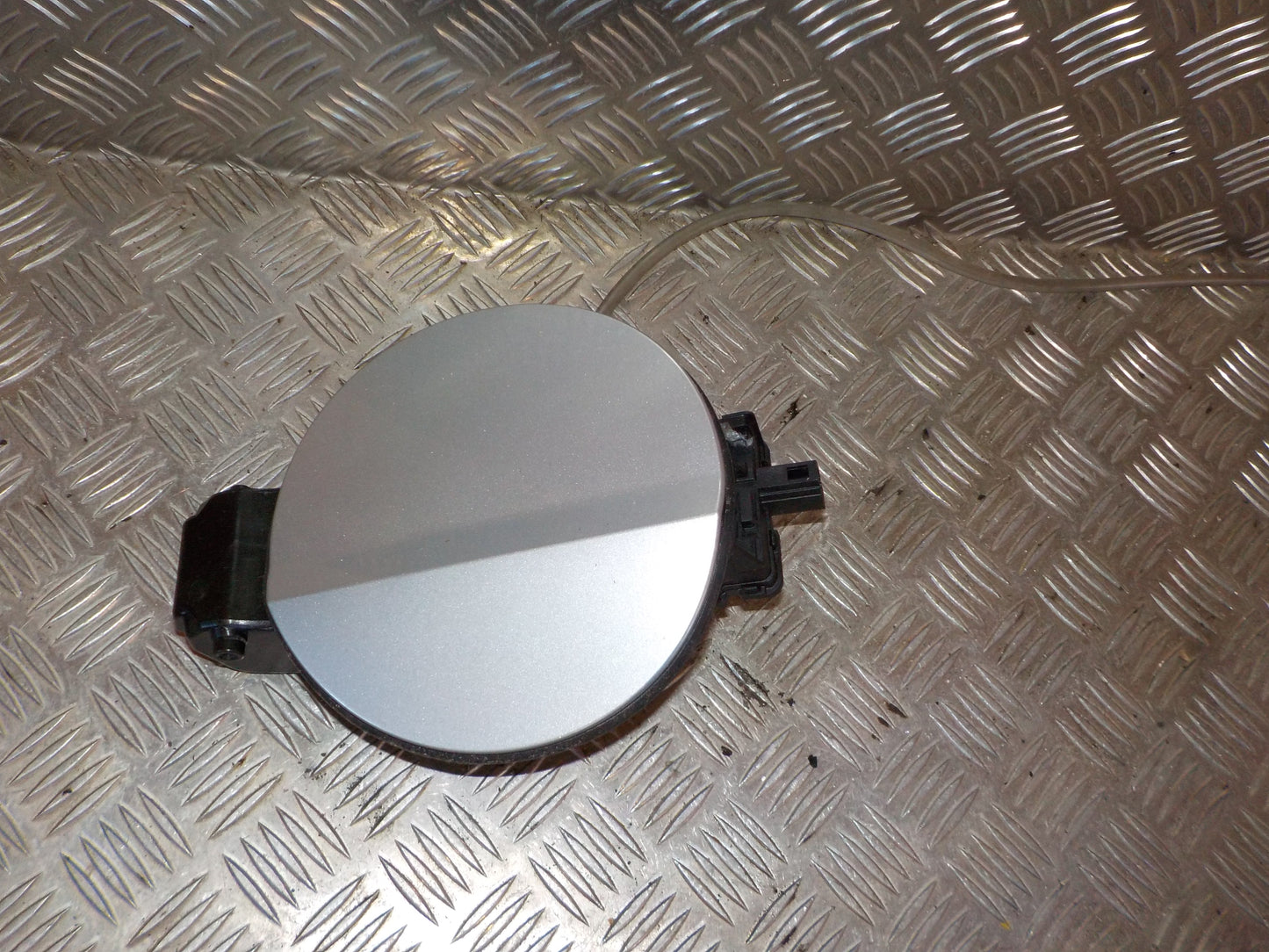 Skoda Fabia Benzinklap / Tankklap Med OEM Nr. 6V9809999 Fra Skoda Ophugger