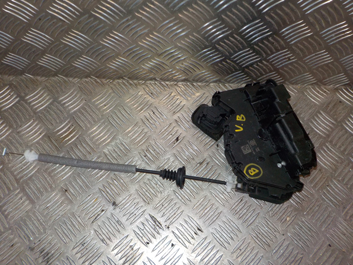 Skoda Fabia Dørlås Med OEM Nr. 5TA839015E Fra Skoda Ophugger