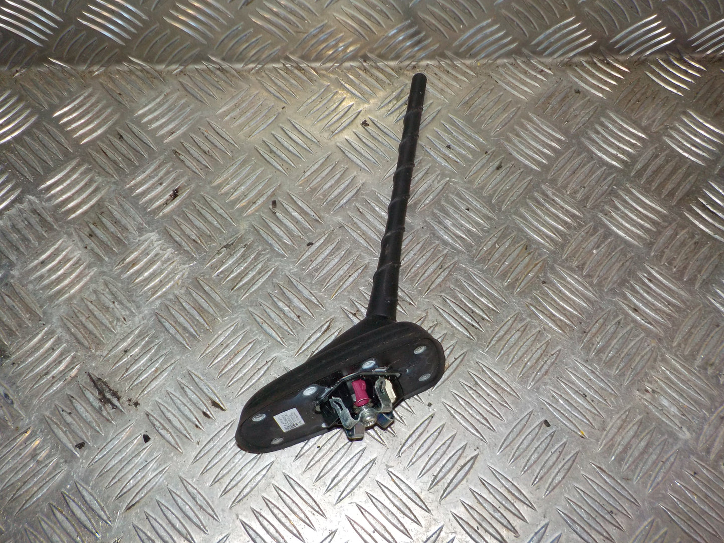 Skoda Fabia Antenne Med OEM Nr. 6C0035501J Fra Skoda Ophugger