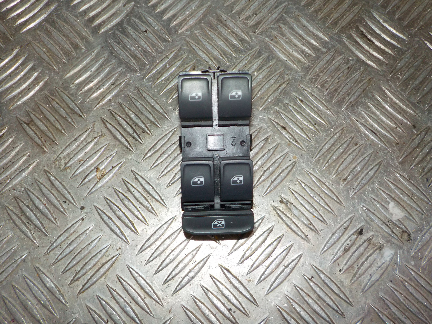 Skoda Fabia Kontakt Rudehejs Med OEM Nr. 5E0959857A Fra Skoda Ophugger