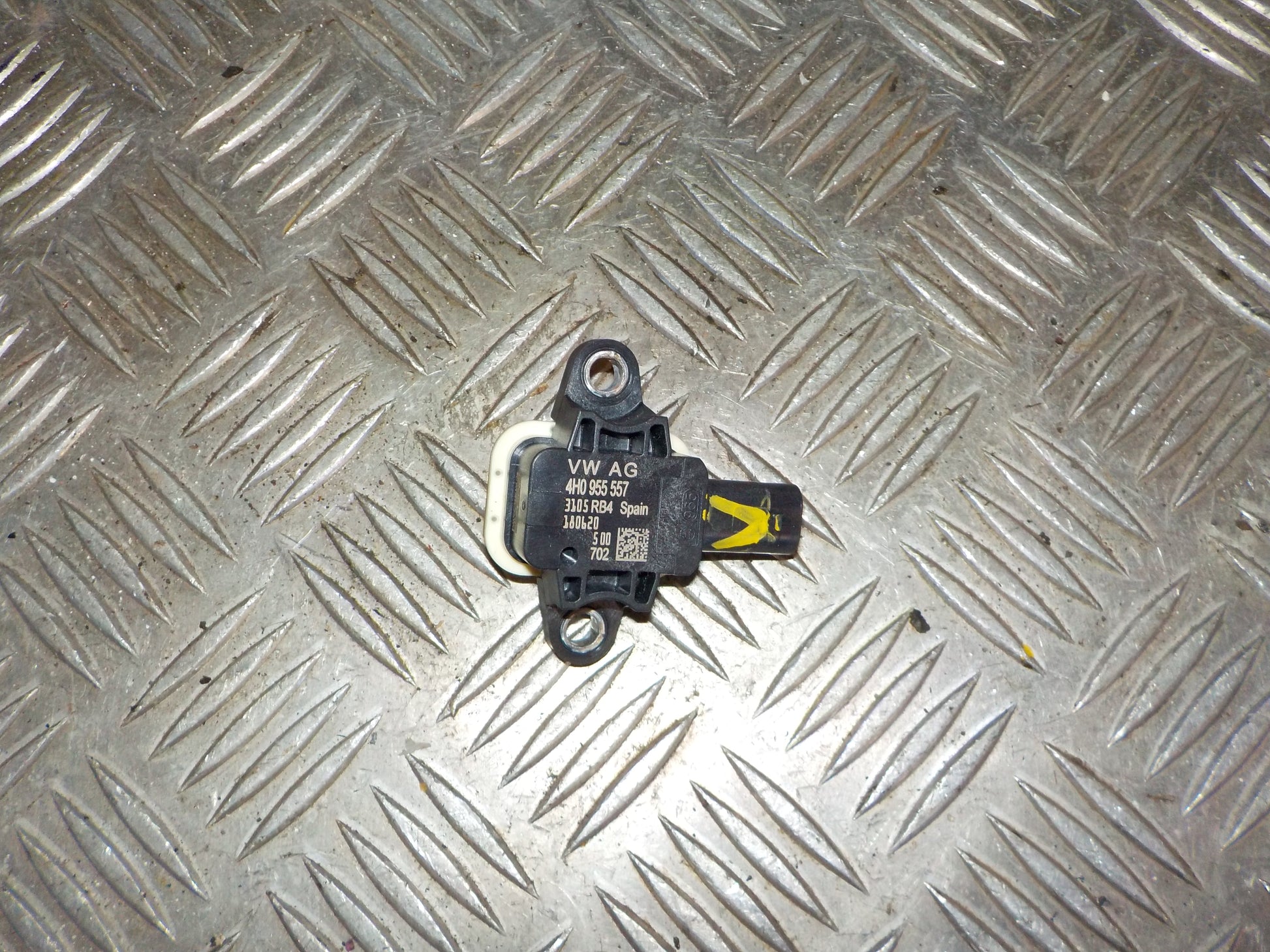 Skoda Fabia Airbag Føler Med OEM Nr. 4H0955557 Fra Skoda Ophugger