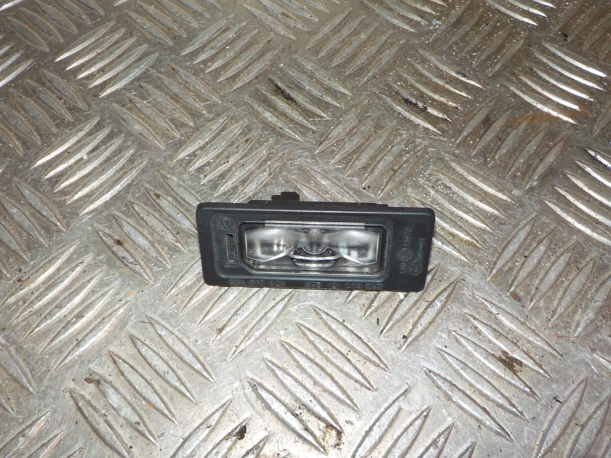 Skoda Fabia Nummerpladelygte Med OEM Nr. 5NA943021 Fra Skoda Ophugger