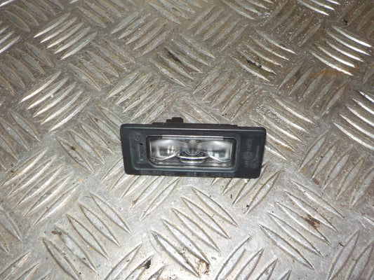 Skoda Fabia Nummerpladelygte Med OEM Nr. 5NA943021 Fra Skoda Ophugger