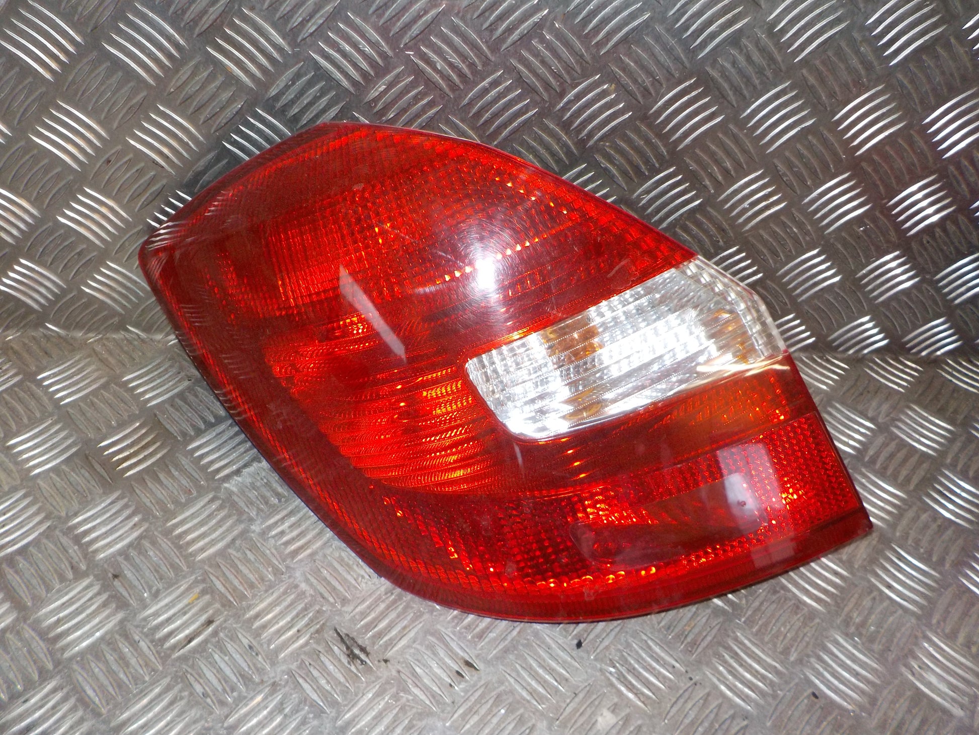 Skoda Fabia Baglygte Med OEM Nr. 5J6945095 Fra Skoda Ophugger