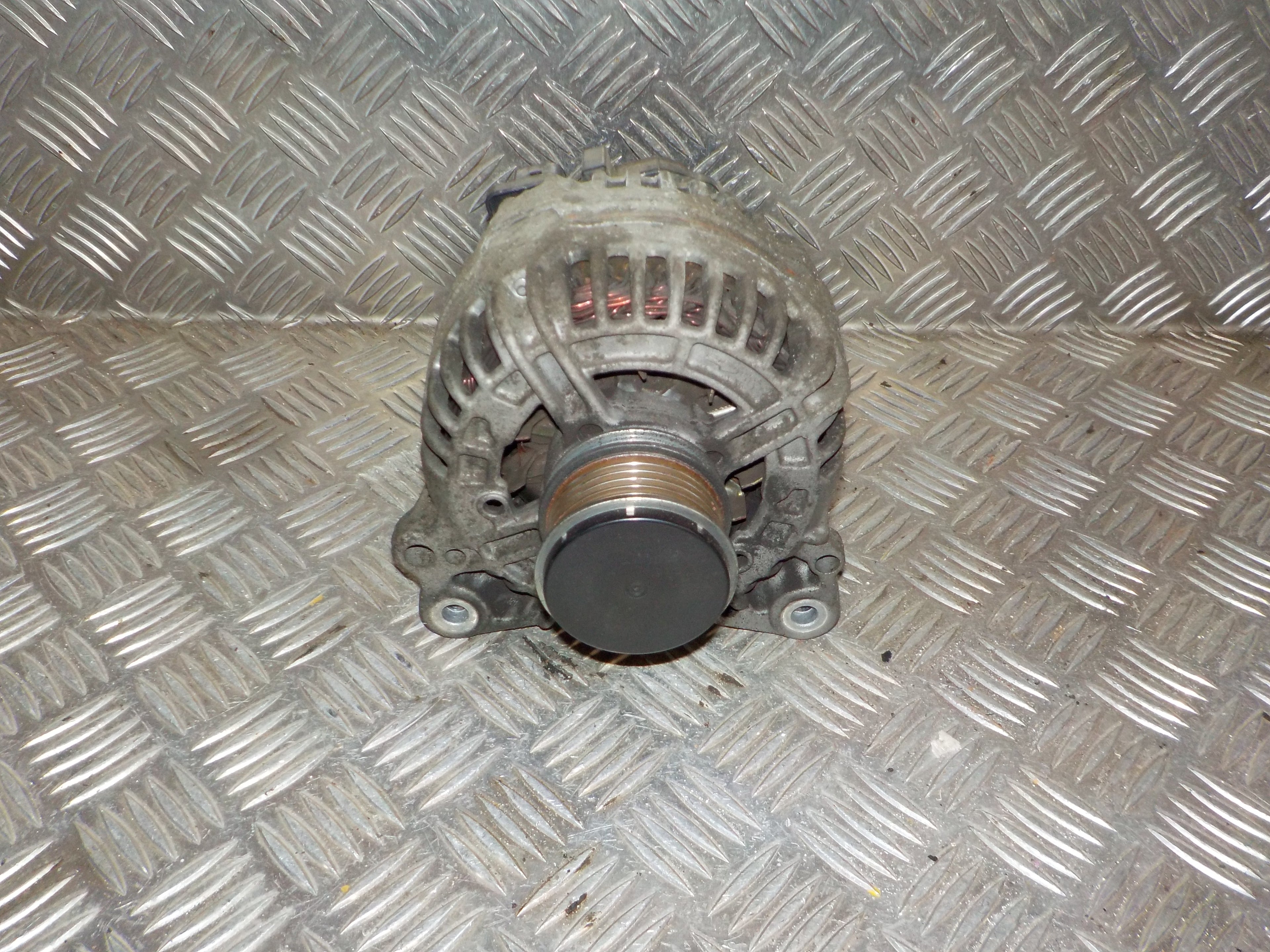 Skoda Fabia Generator Med OEM Nr. 045903023A Fra Skoda Ophugger