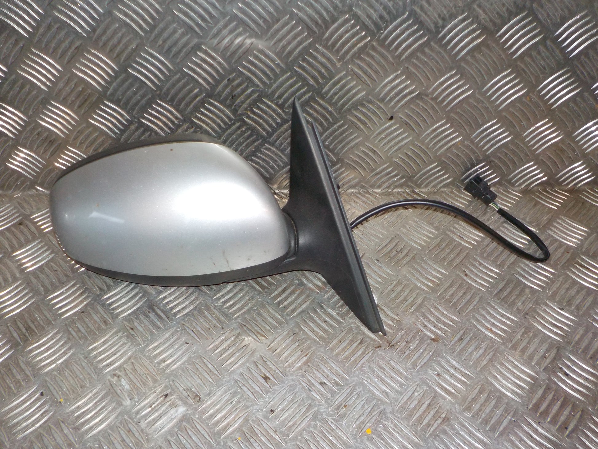 Skoda Fabia Sidespejl Med OEM Nr. 5J1857508E Fra Skoda Ophugger